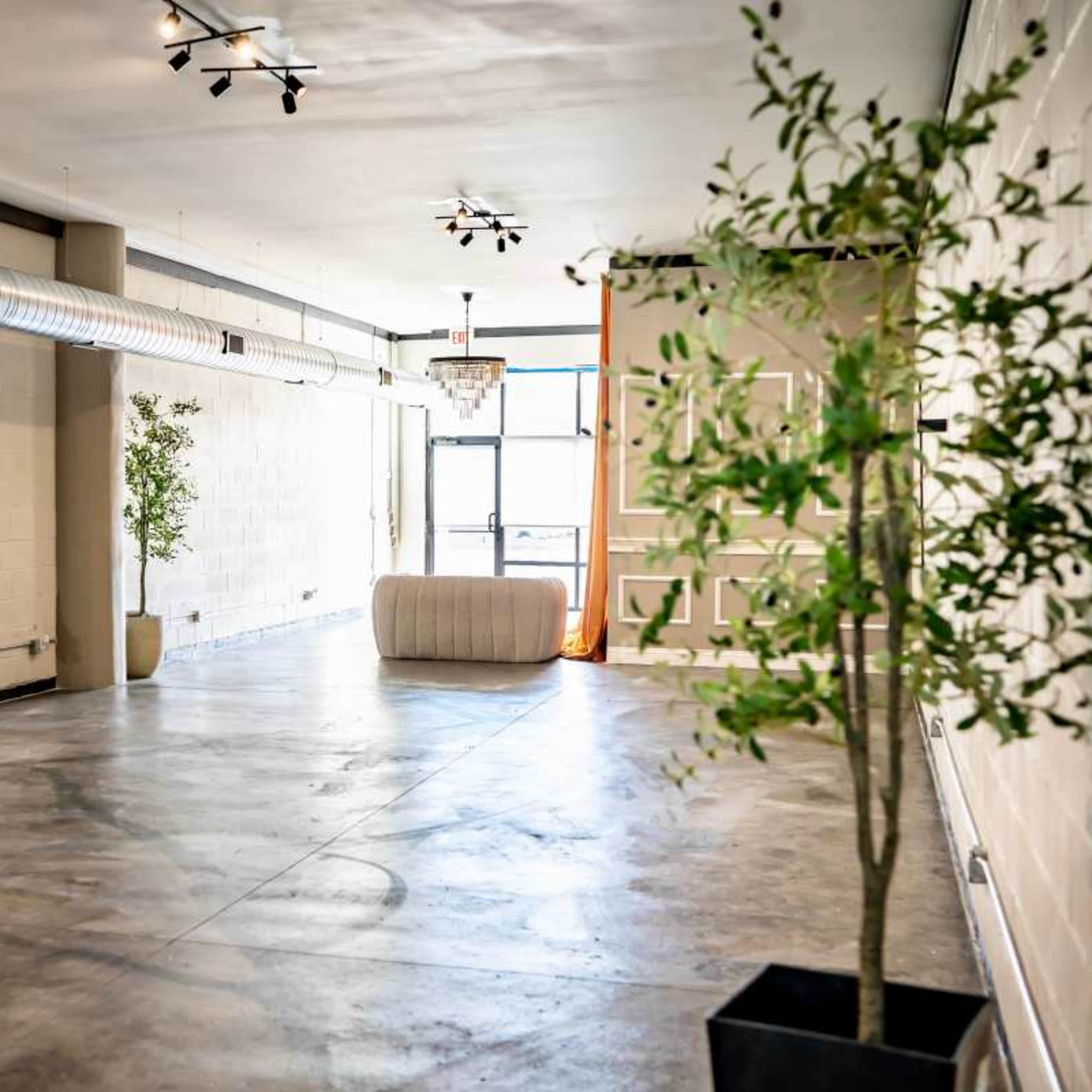 Modern Soho Studio located in Bridgeport with High Ceilings + Beautiful Light Image in South Side, Chicago, IL