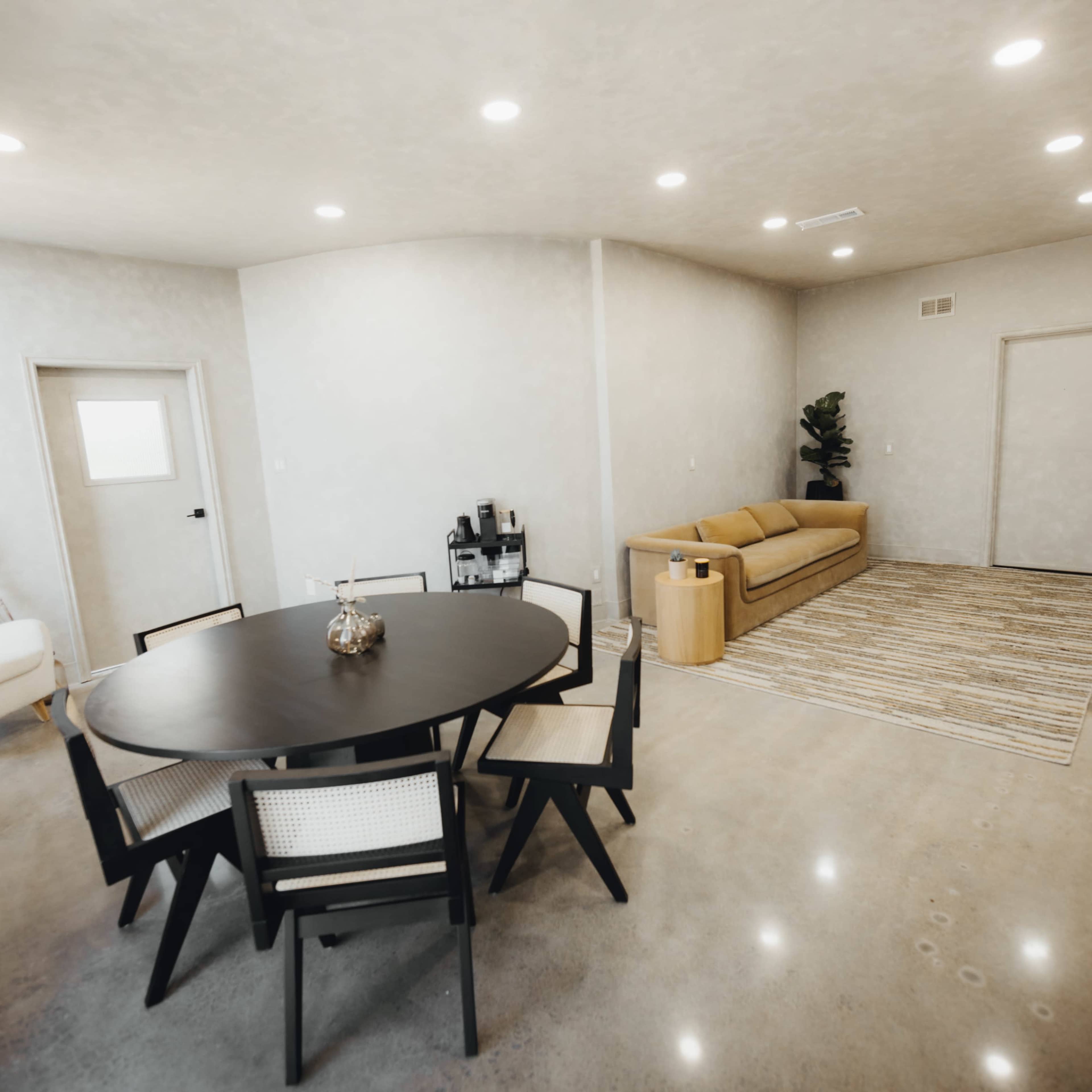 Neutral Organic Office Lounge Image in Whittier, Whittier, CA