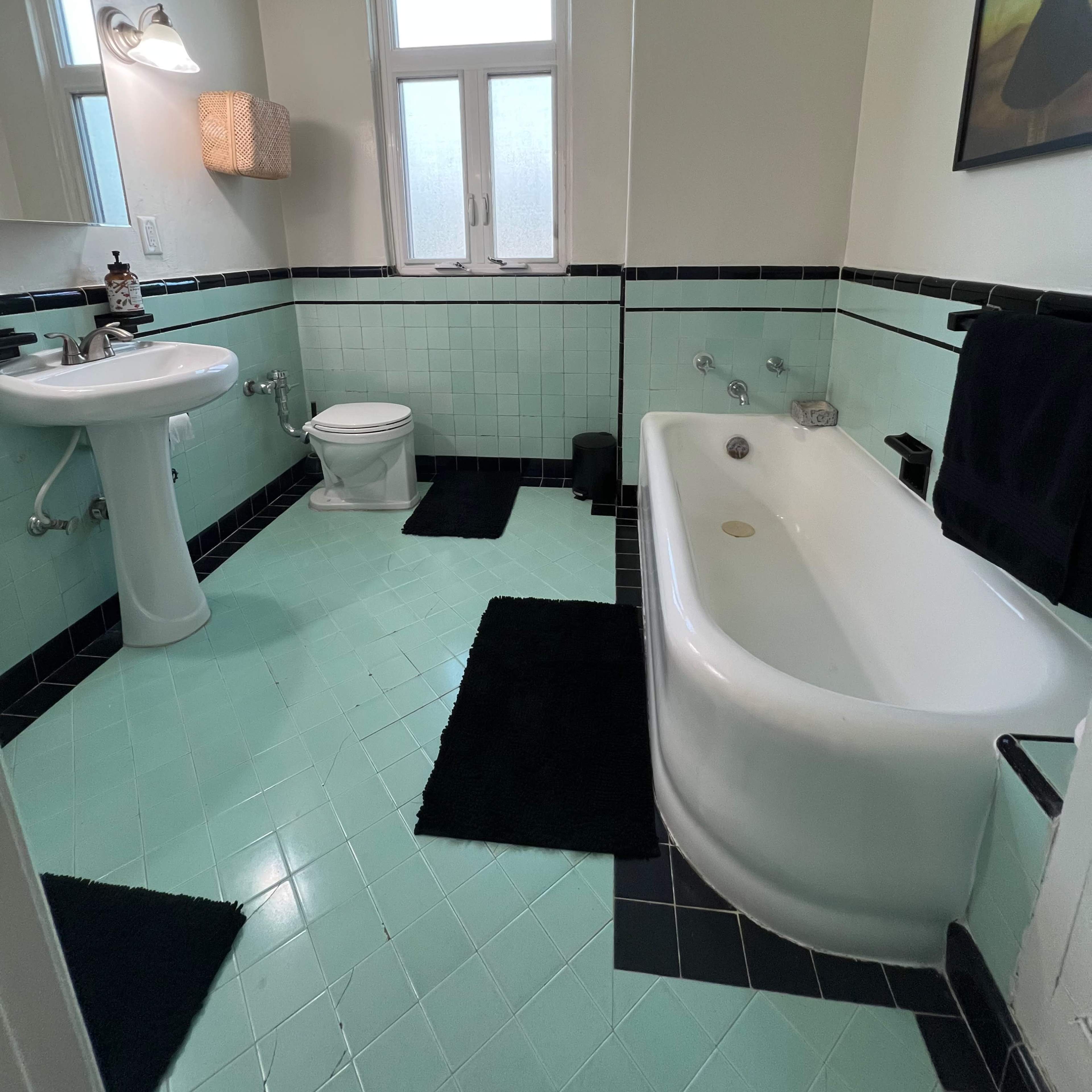 1929 Studio Apartment with Unique Bathroom Image in Koreatown, Los Angeles, CA