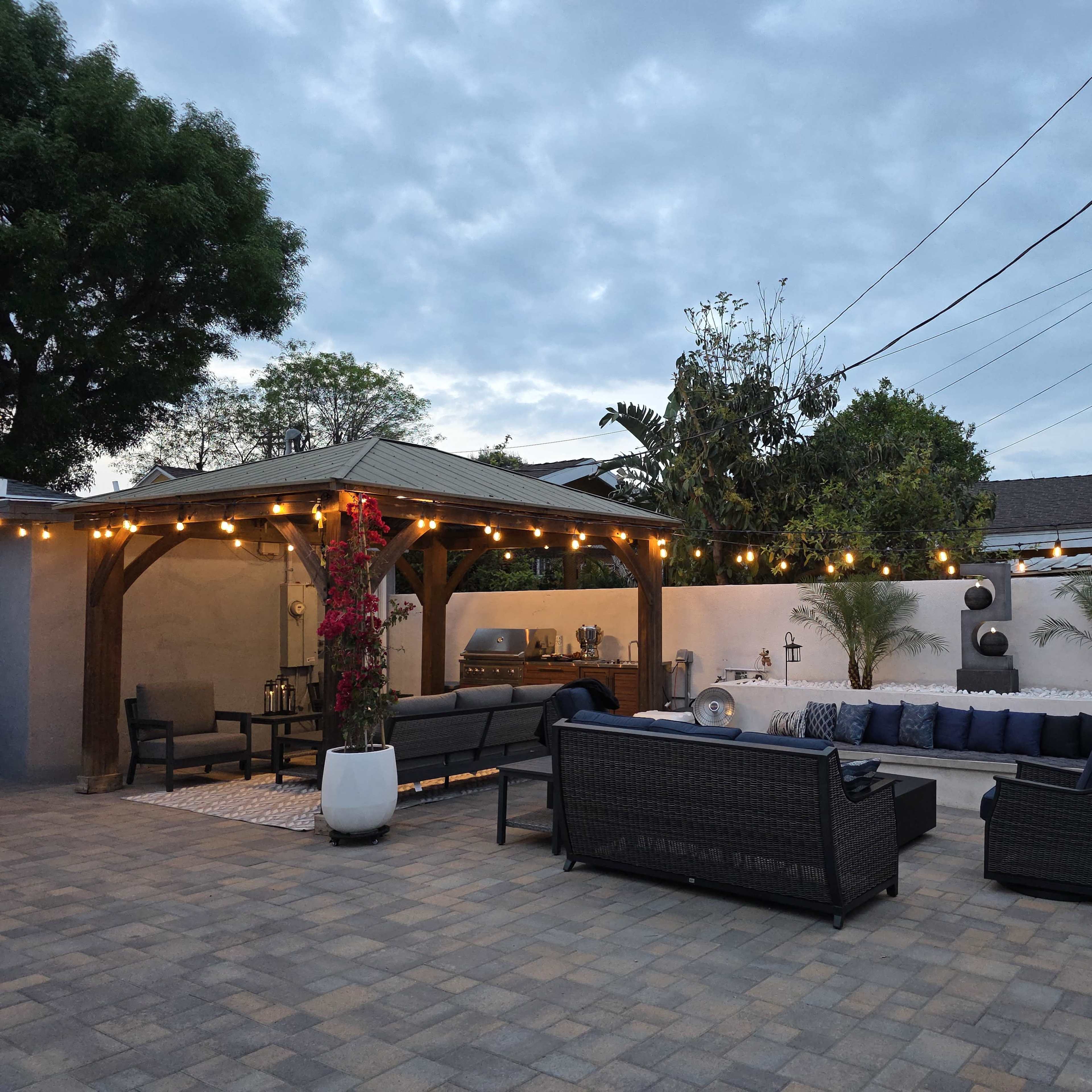 Gorgeous modern spacious backyard Image in Encino, Los Angeles, CA