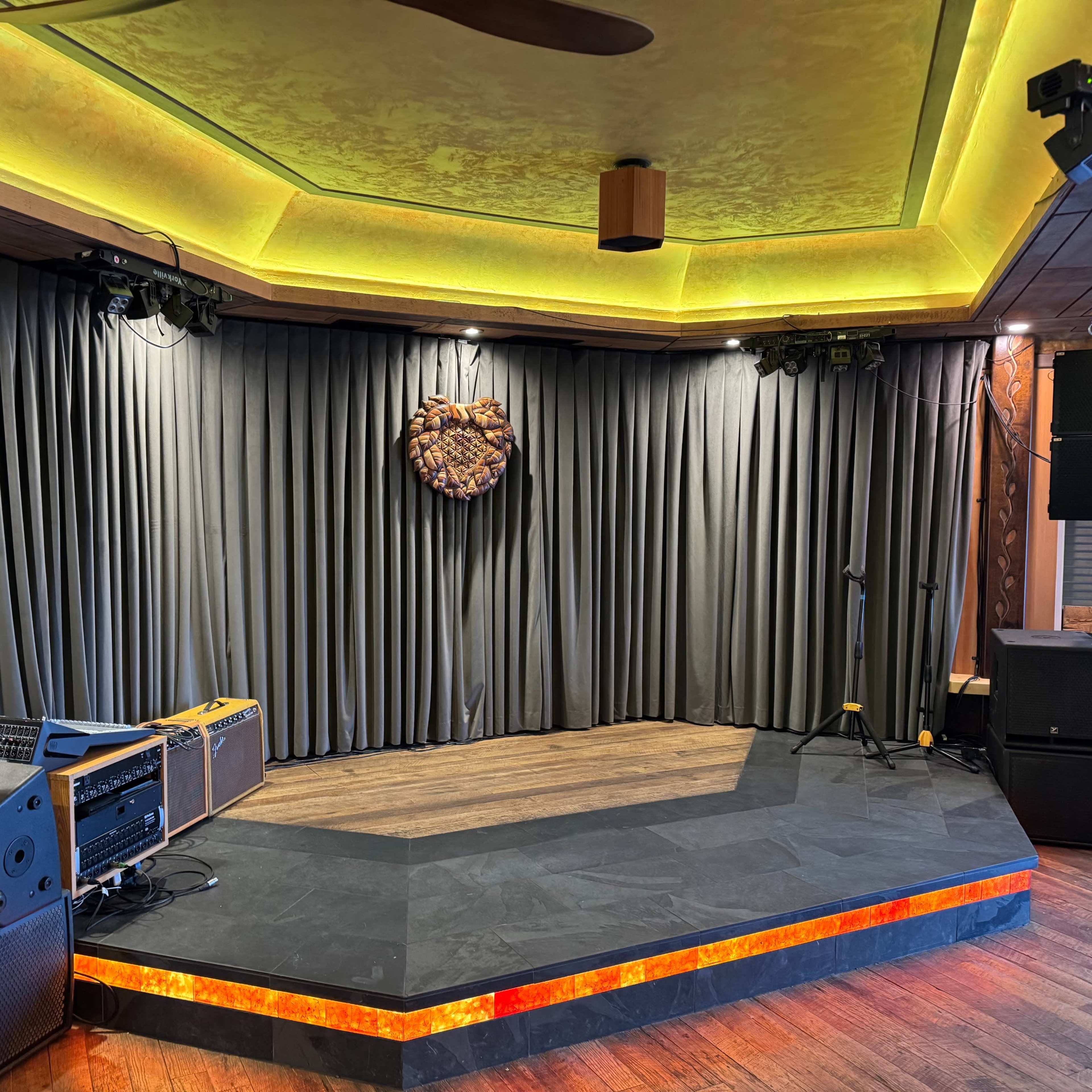 One of a Kind Naturally Elegant Lounge Image in Ganges, Capital Regional District, BC