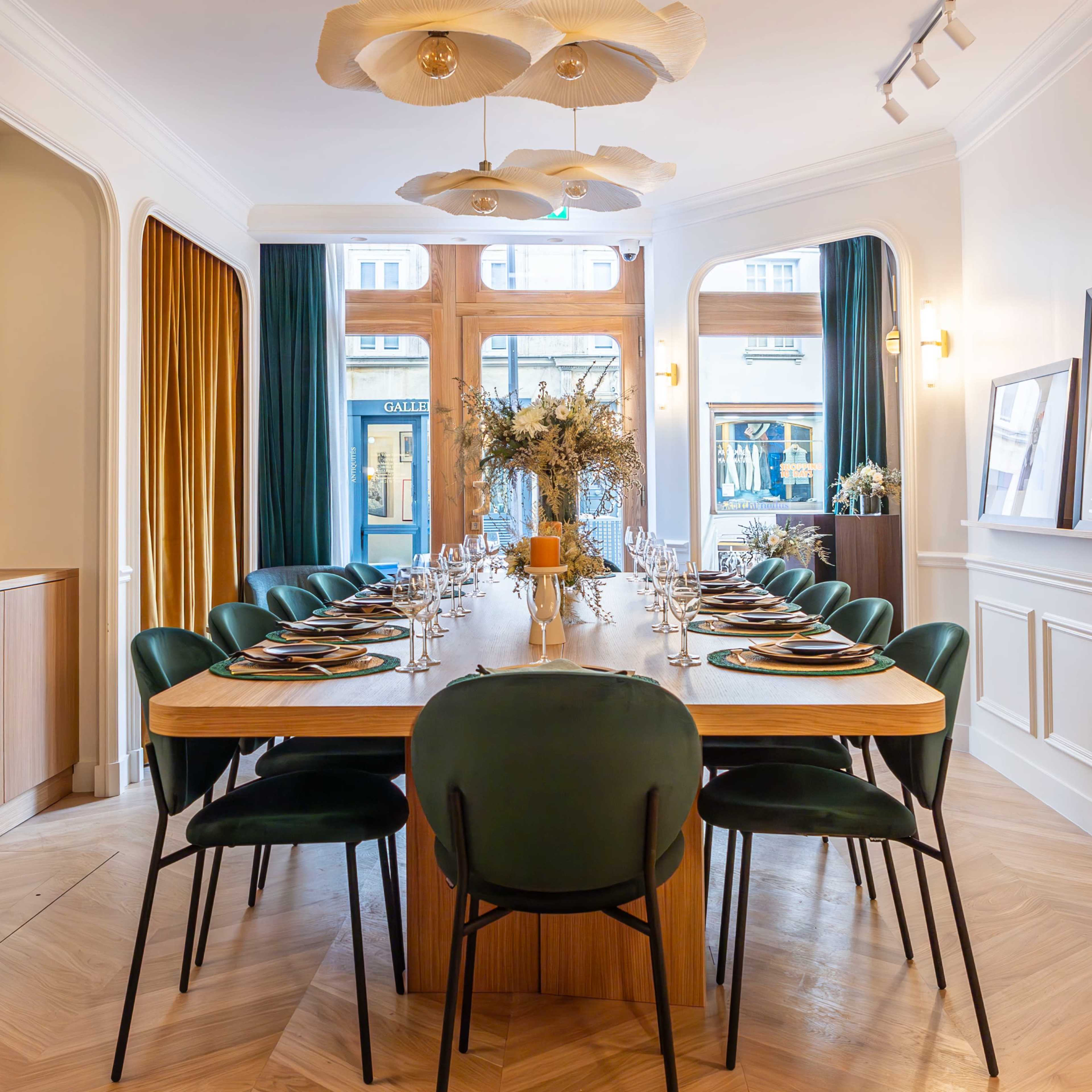 Table privée avec cuisine dans quartier prisé Image dans Quartier du Faubourg-du-Roule, Paris, Île-de-France