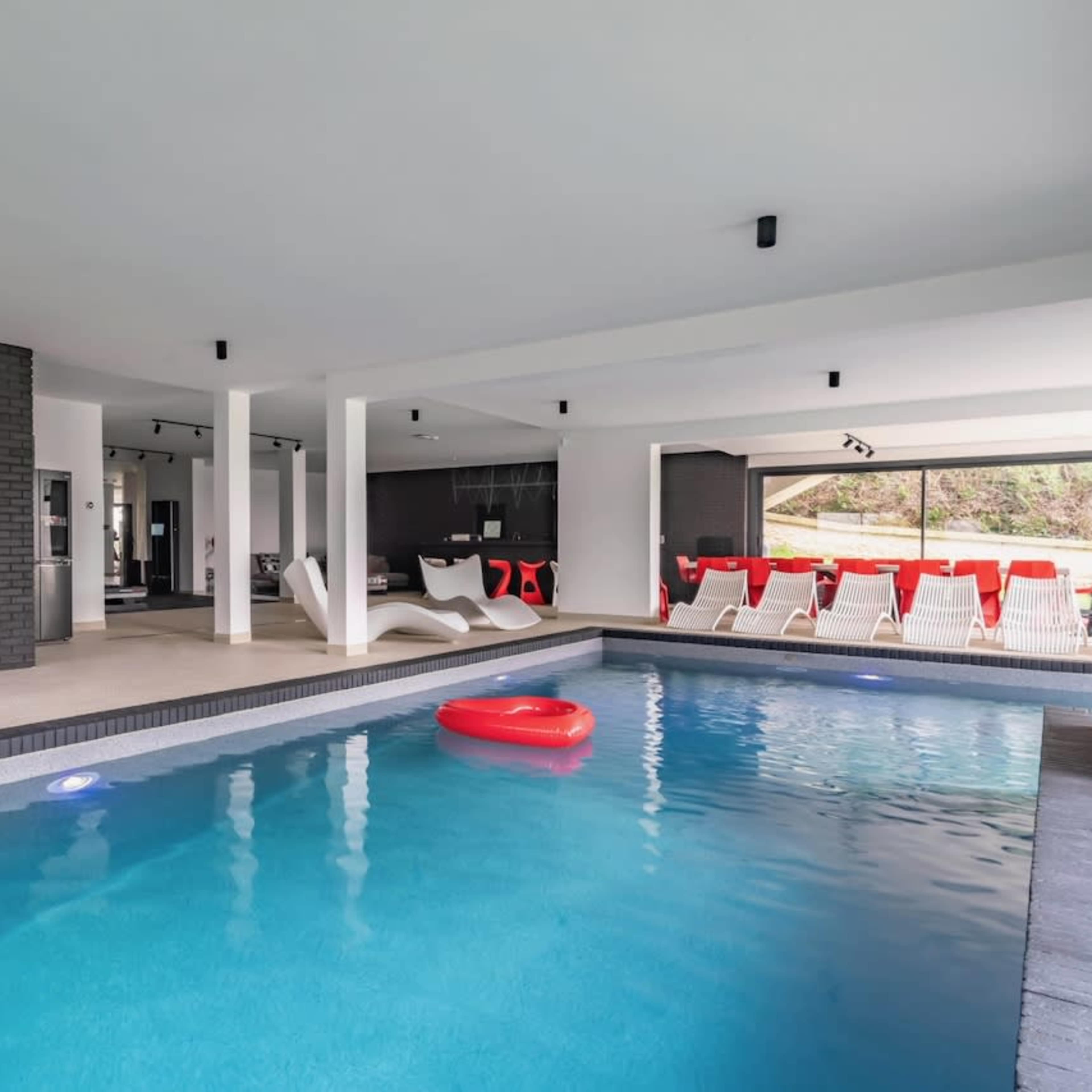Magnifique Piscine couverte et chauffée avec espace privatif Image dans Centre, Montmorency, Île-de-France