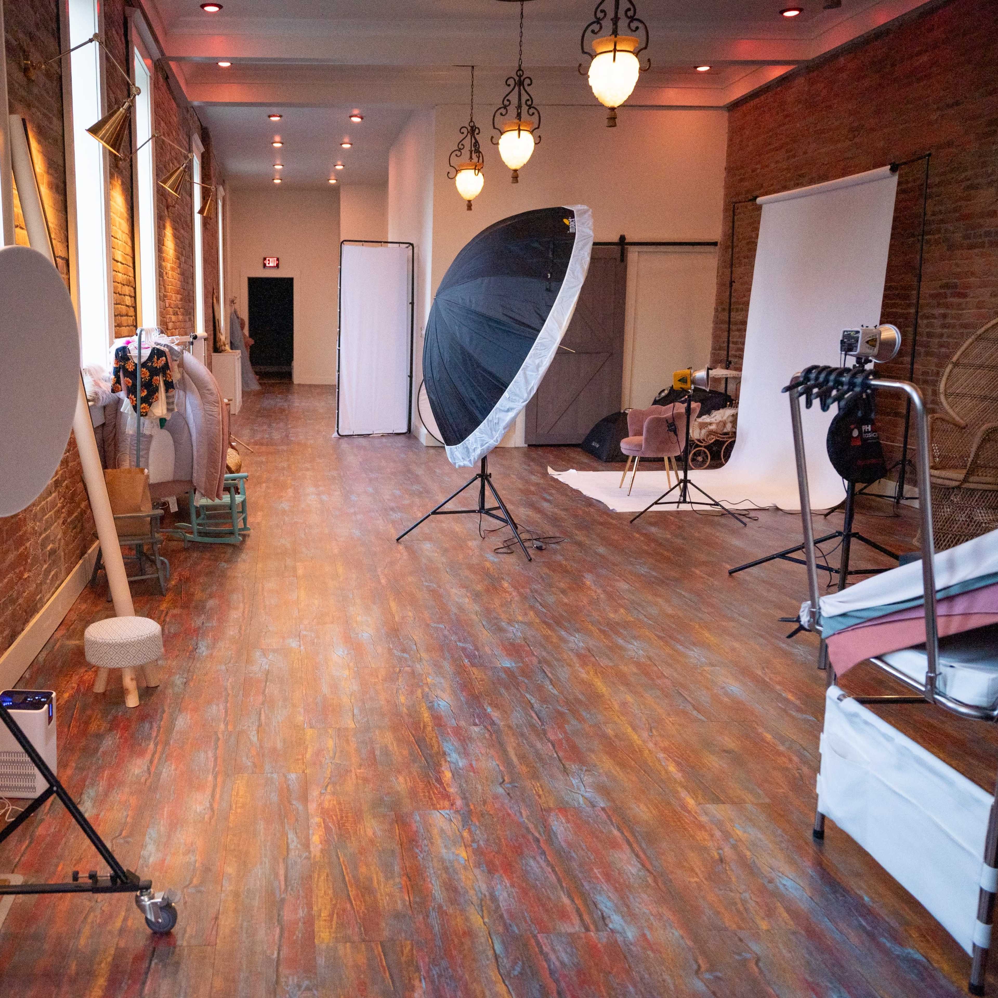 Downtown Versatile Photography Studio Image in Franklin, Franklin, KY