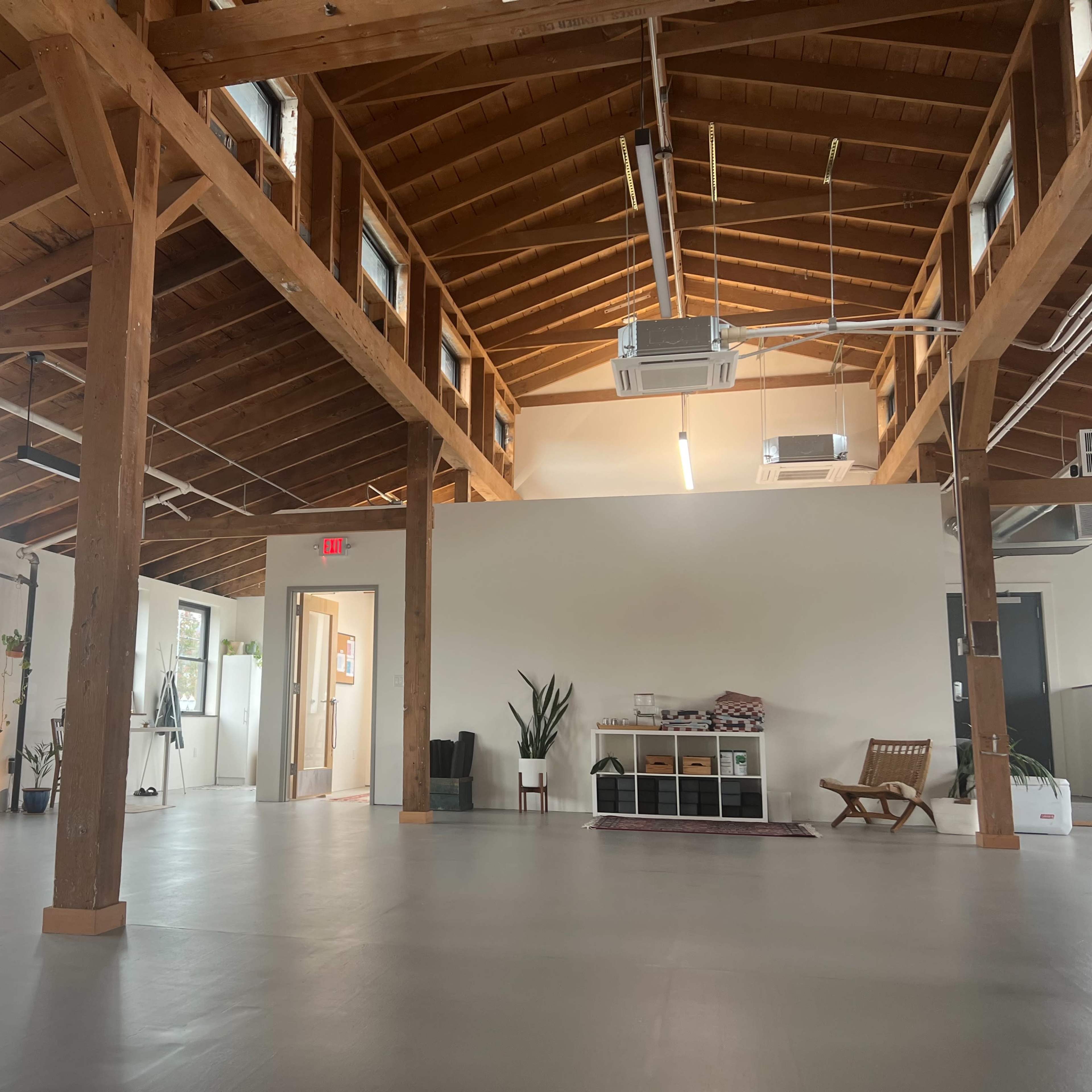 Spacious Inner SE Loft with Vaulted Ceilings, Skyline Views & Rooftop Deck Image in Southeast Portland, Portland, OR