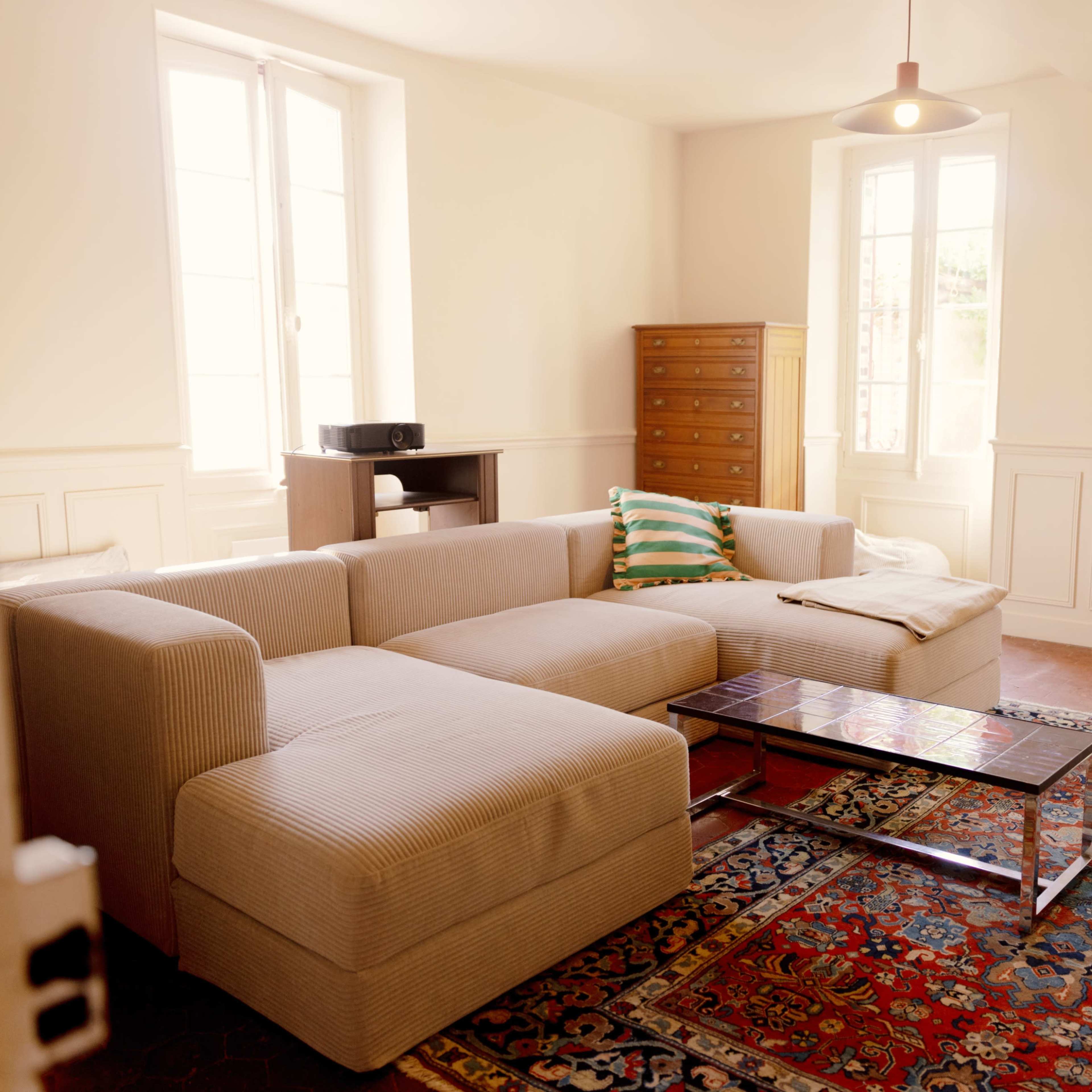 Maison de campagne renovée avec goût et mobilier design Image dans Champlost, Champlost, Bourgogne-Franche-Comté