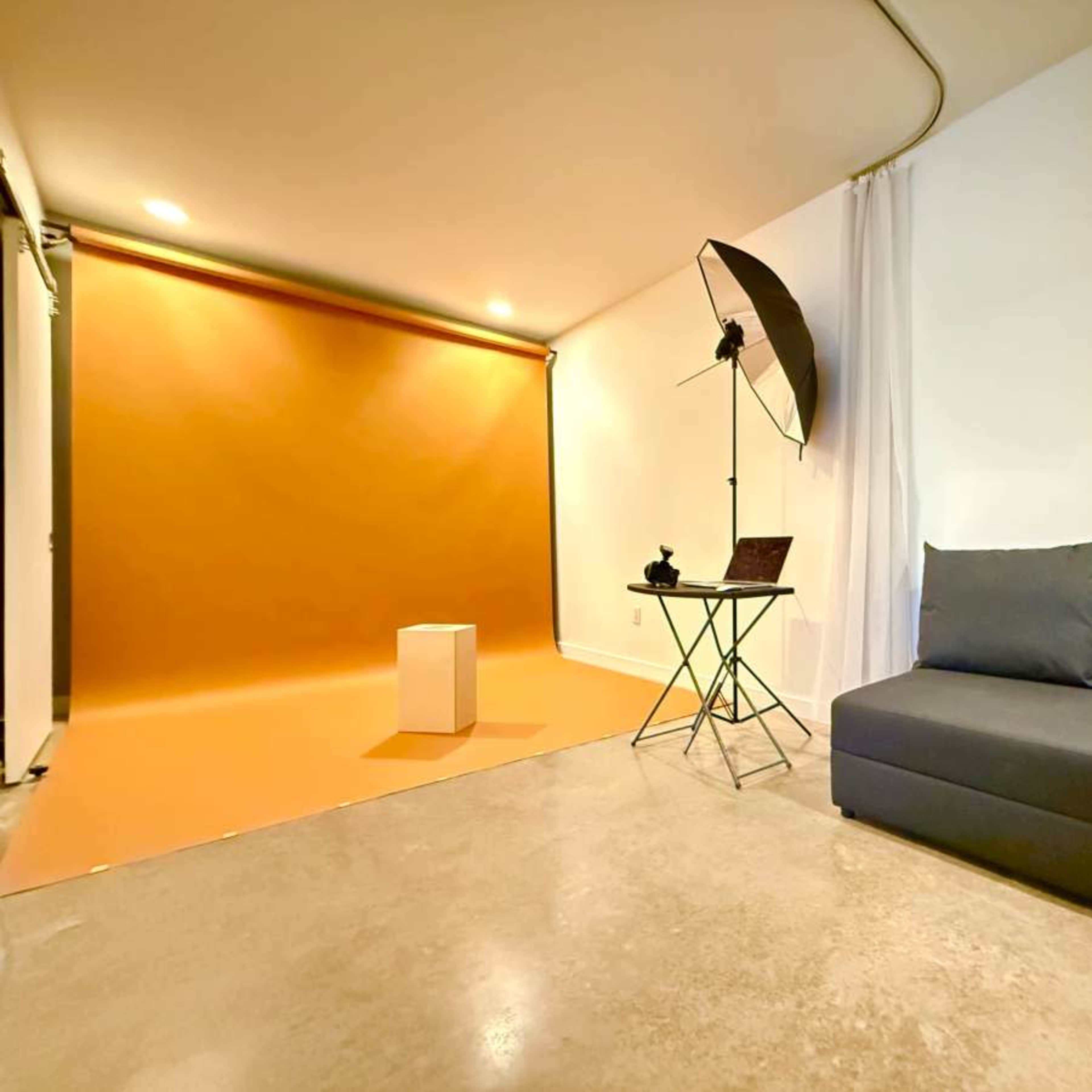 Minimalist Photo Studio w/ Bold Backdrops & Cozy Lounge – Perfect for Creatives Image in Dallas Downtown Historic District, Dallas, TX