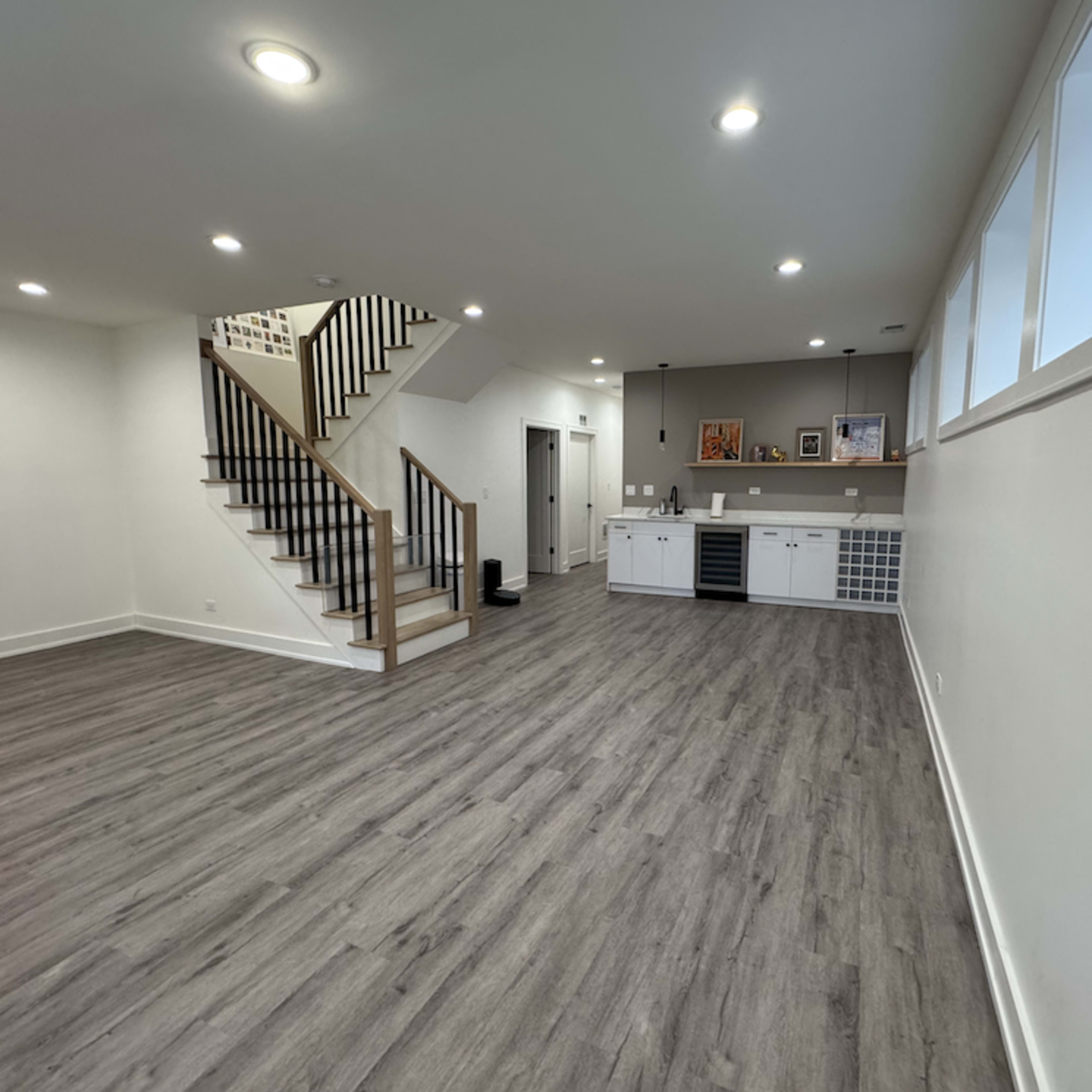 Empty Flexible Residential Space with Wet Bar Image in Albany Park, Chicago, IL