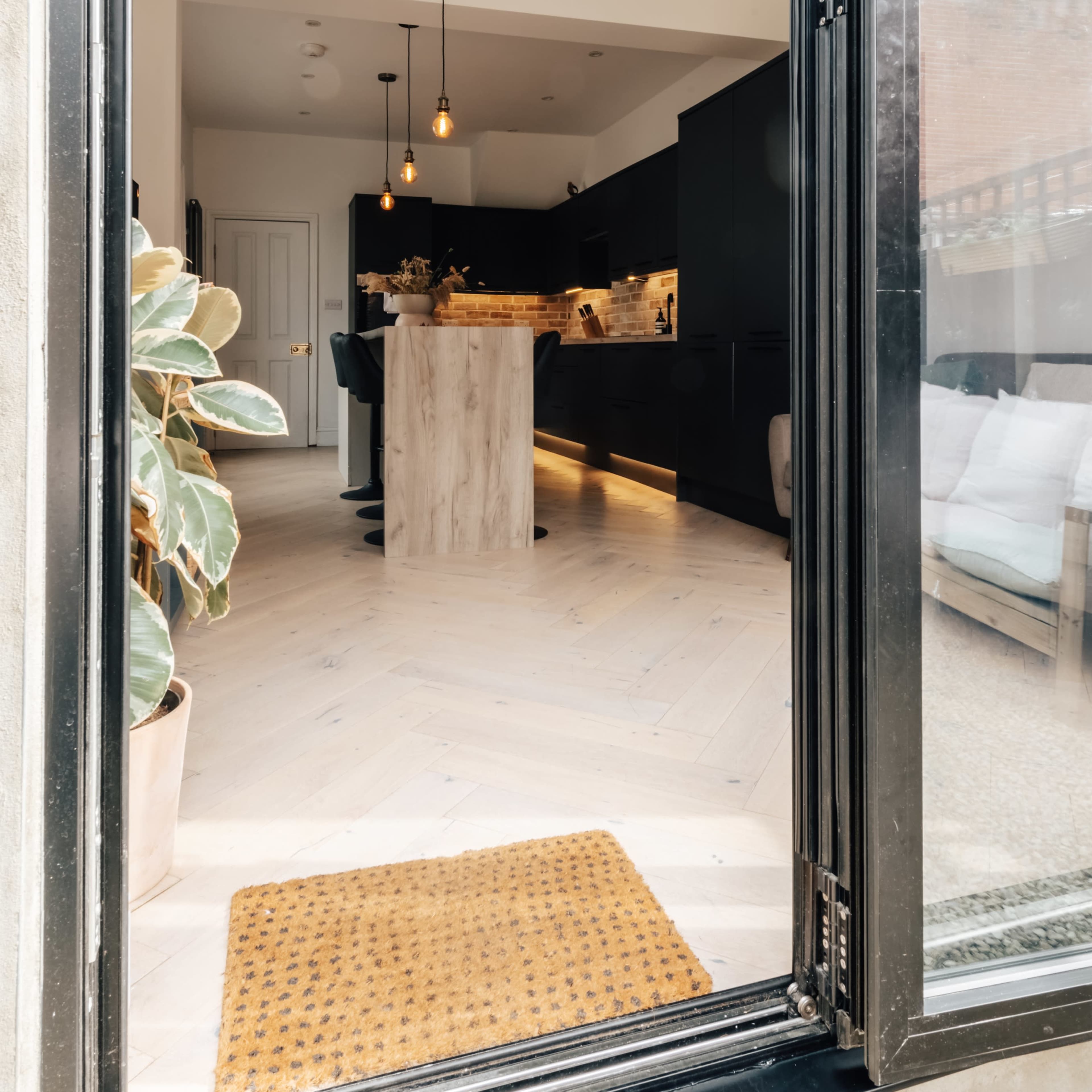 Modern Open Plan London Kitchen Image in Tooting, London, England