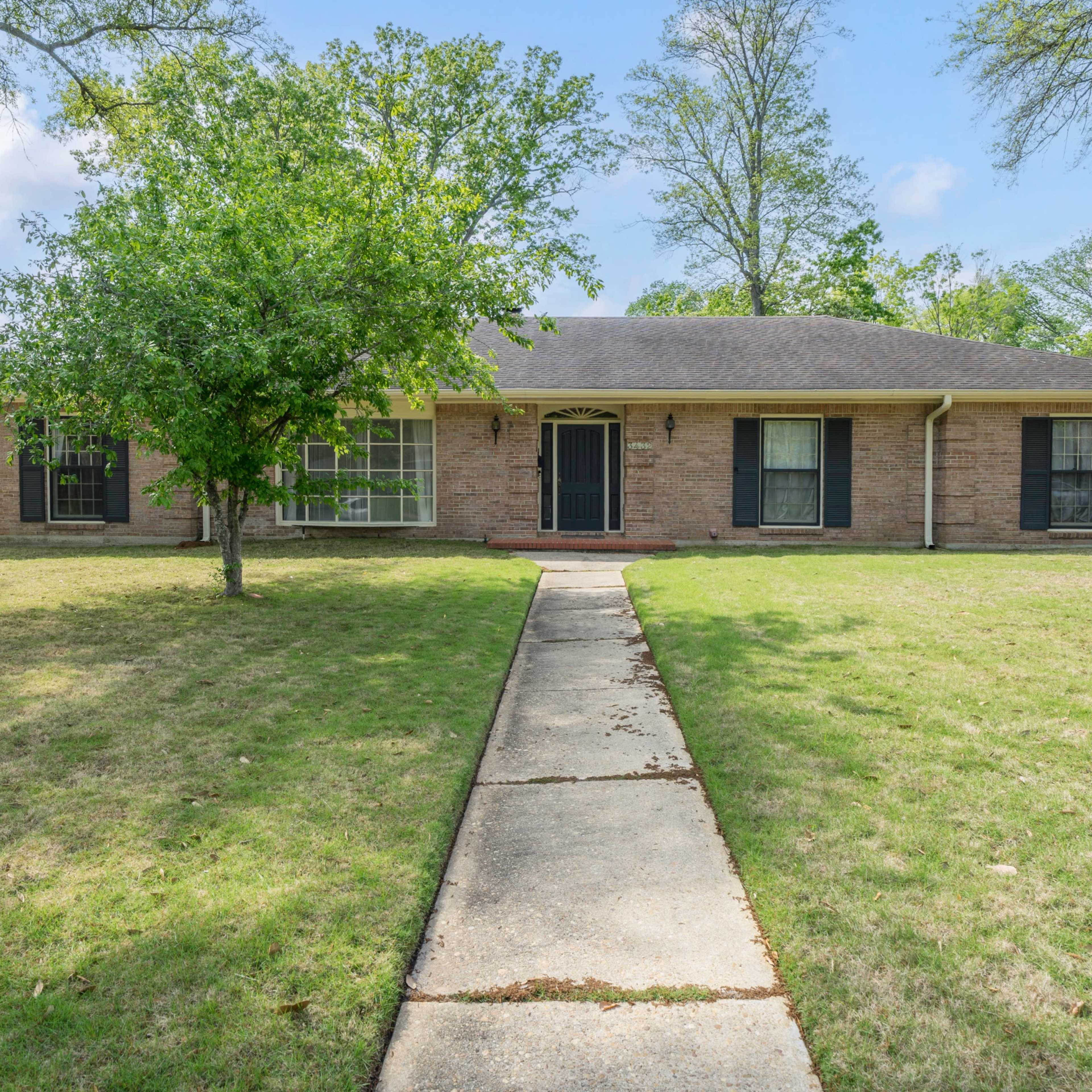 Charming 1965 Gem with Spacious Yard- Ideal for Gatherings, Retreats & Photoshoots Image in McGehee/Allendale, Montgomery, AL