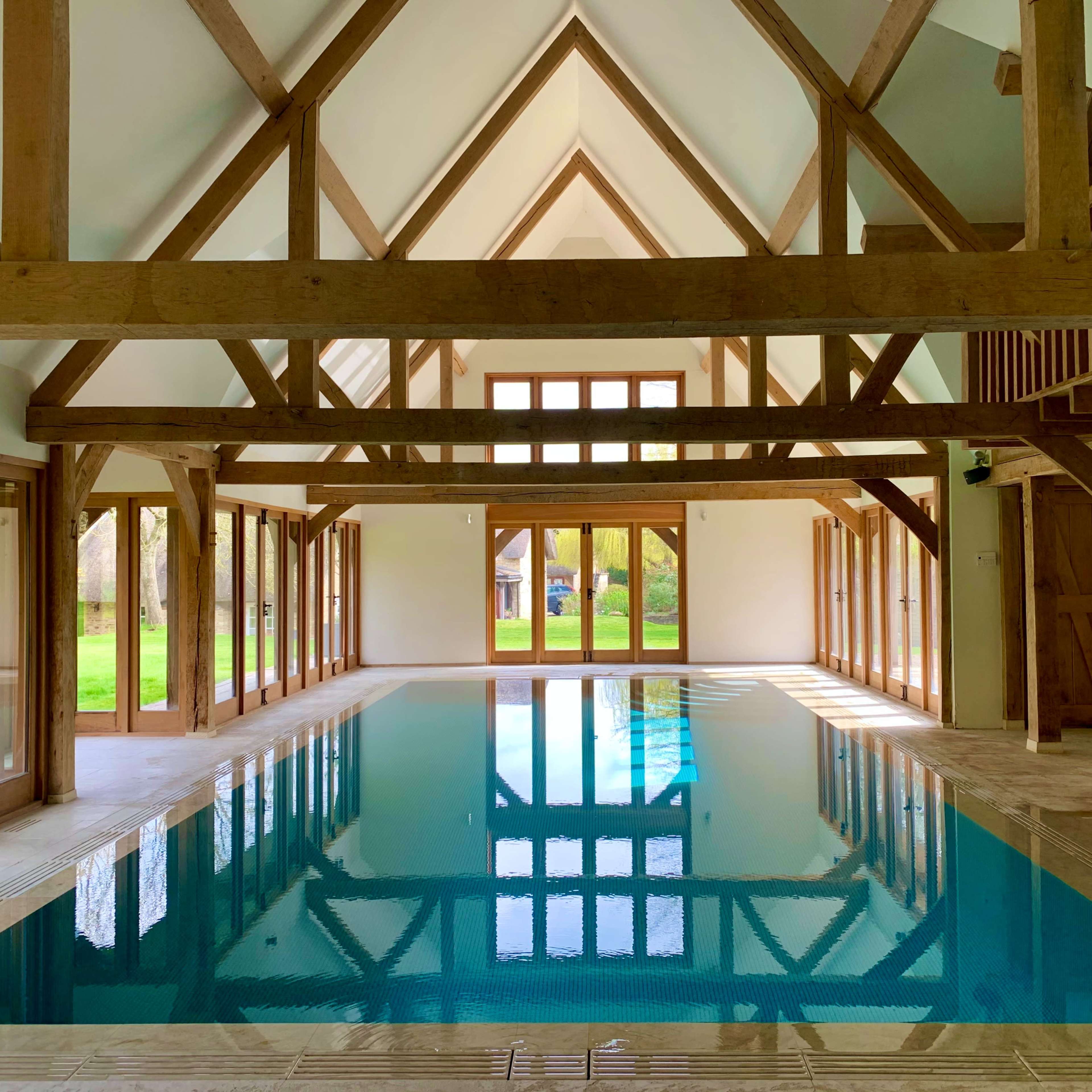 Thatched Cottage With Outstanding Leisure Complex Comprising A Swimming Pool & Gymnasium in Oxfordshire Image in Longworth, Abingdon, England