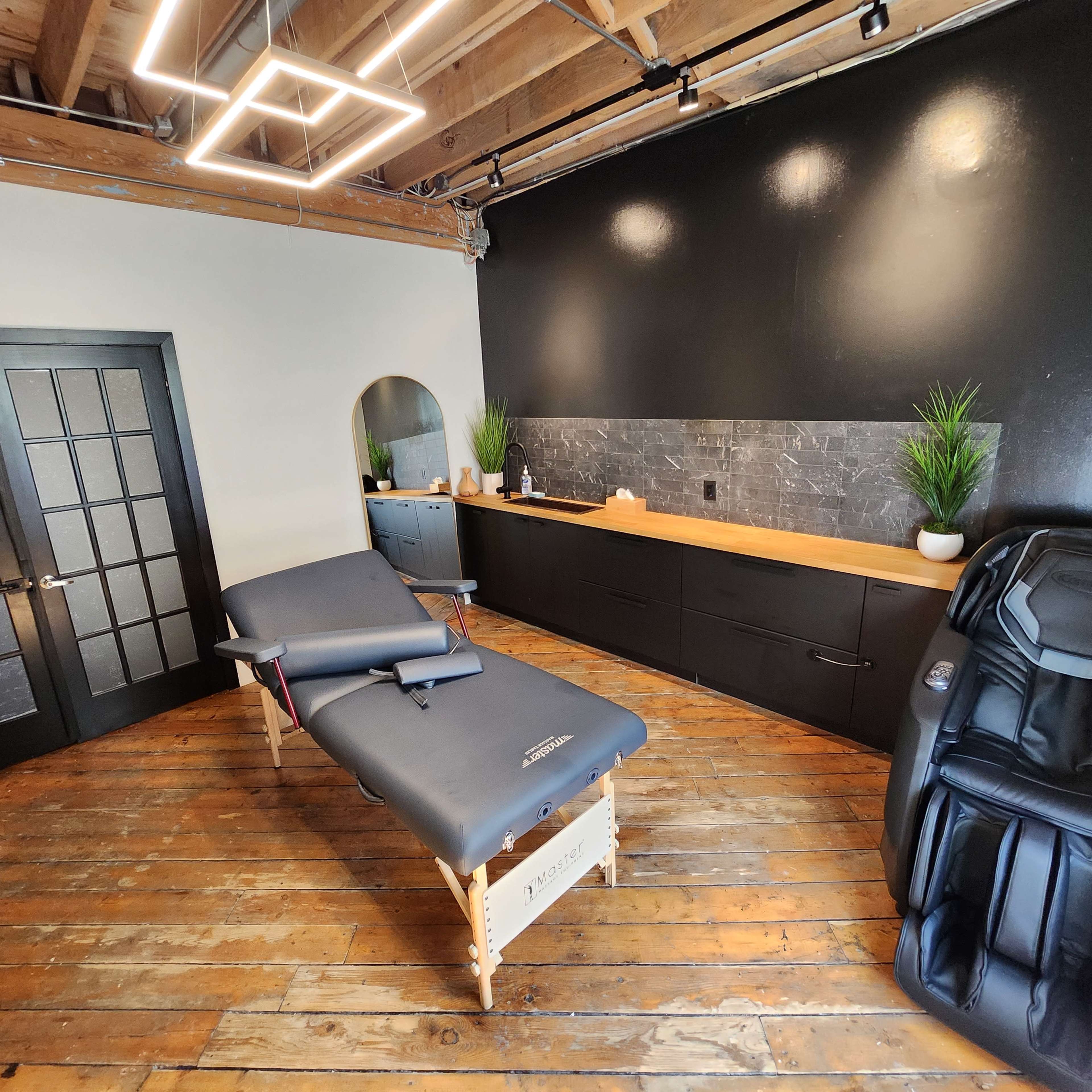 Spa Room with Sink (Aesthetician, Nails, Laser, salon, manicure, pedicure) Image in Trinity-Bellwoods, Toronto, ON