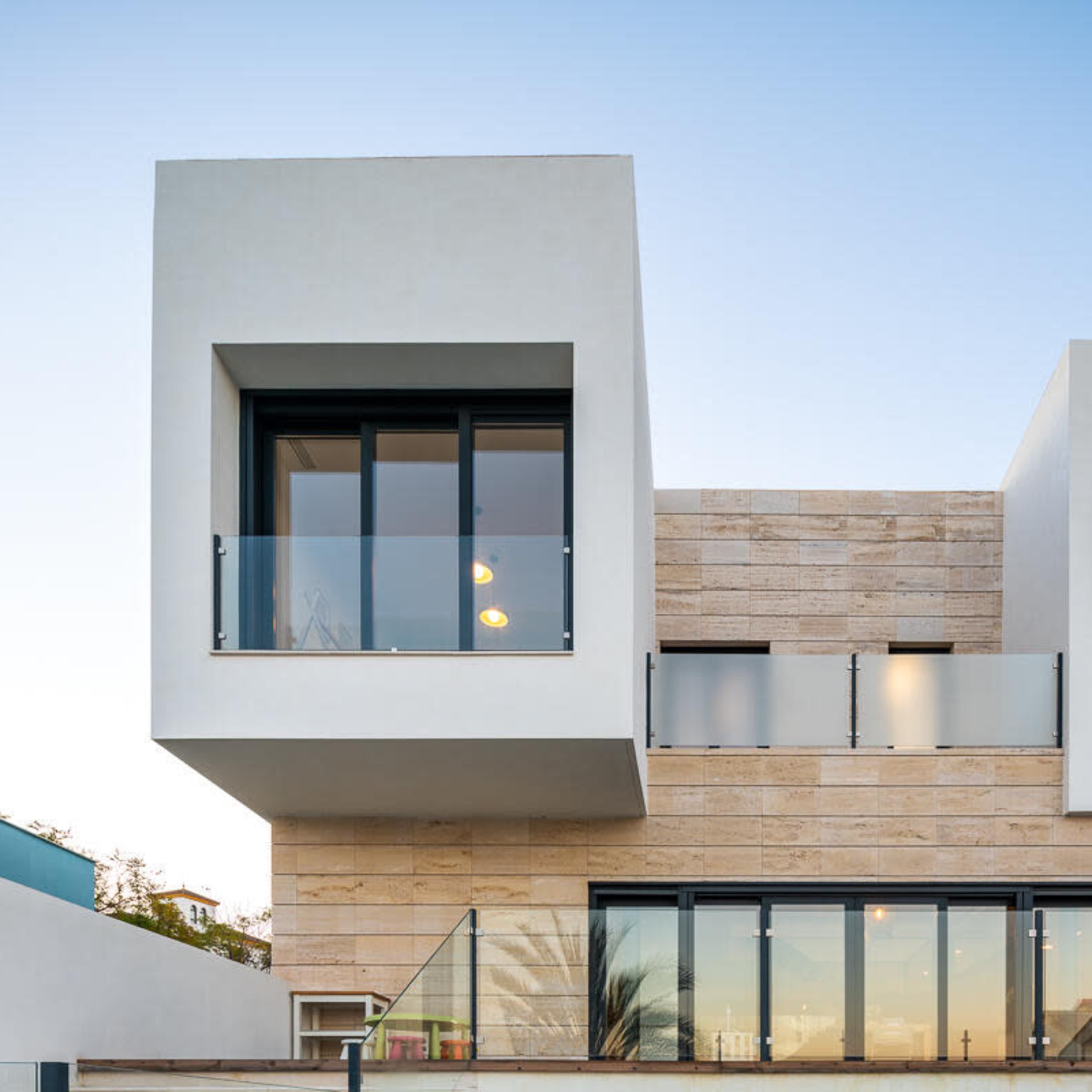 Vivienda moderna con piscina y zonas de jardín Imagen en Montequinto, Montequinto, AN