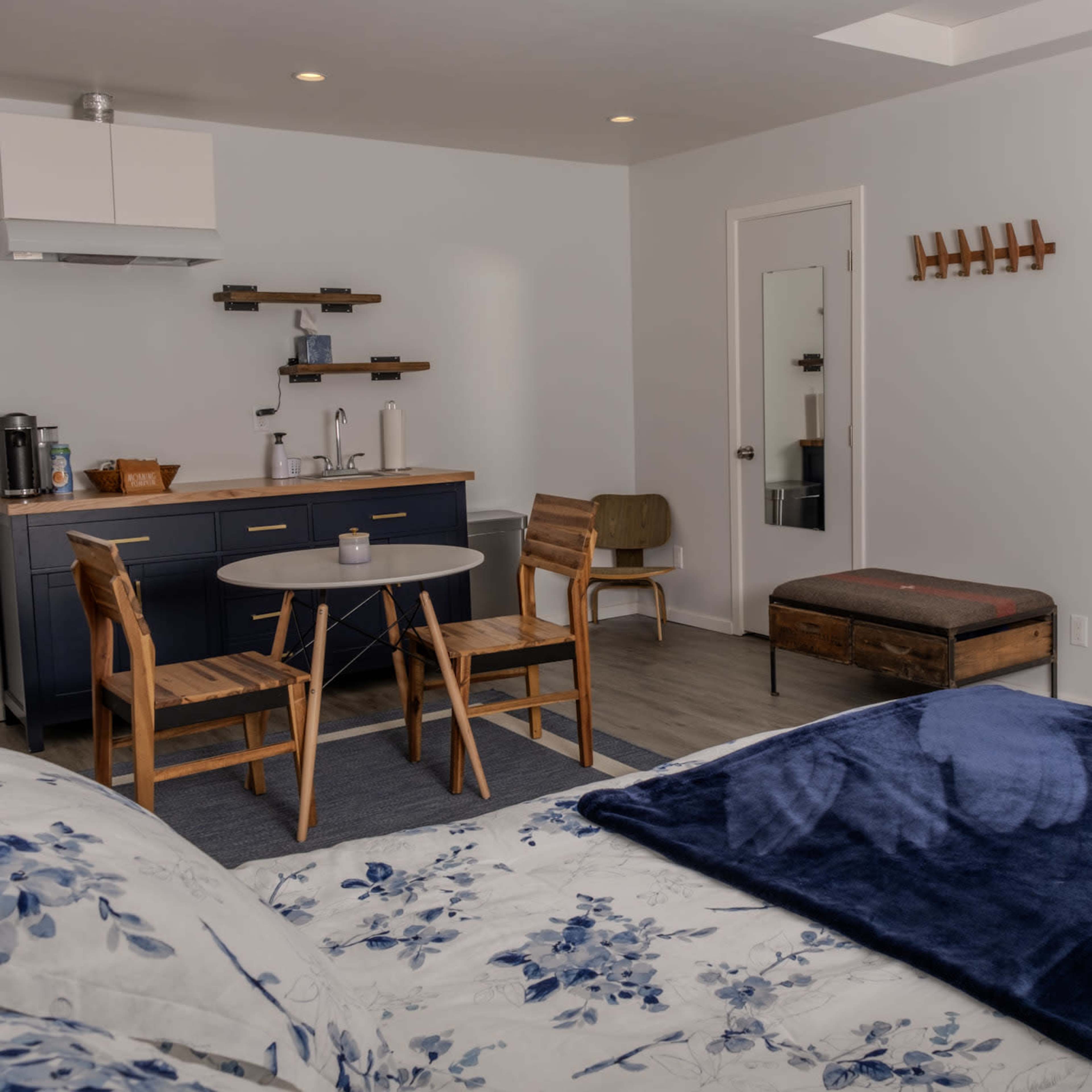 Modern Apartment Studio Image in Canoga Park, Los Angeles, CA