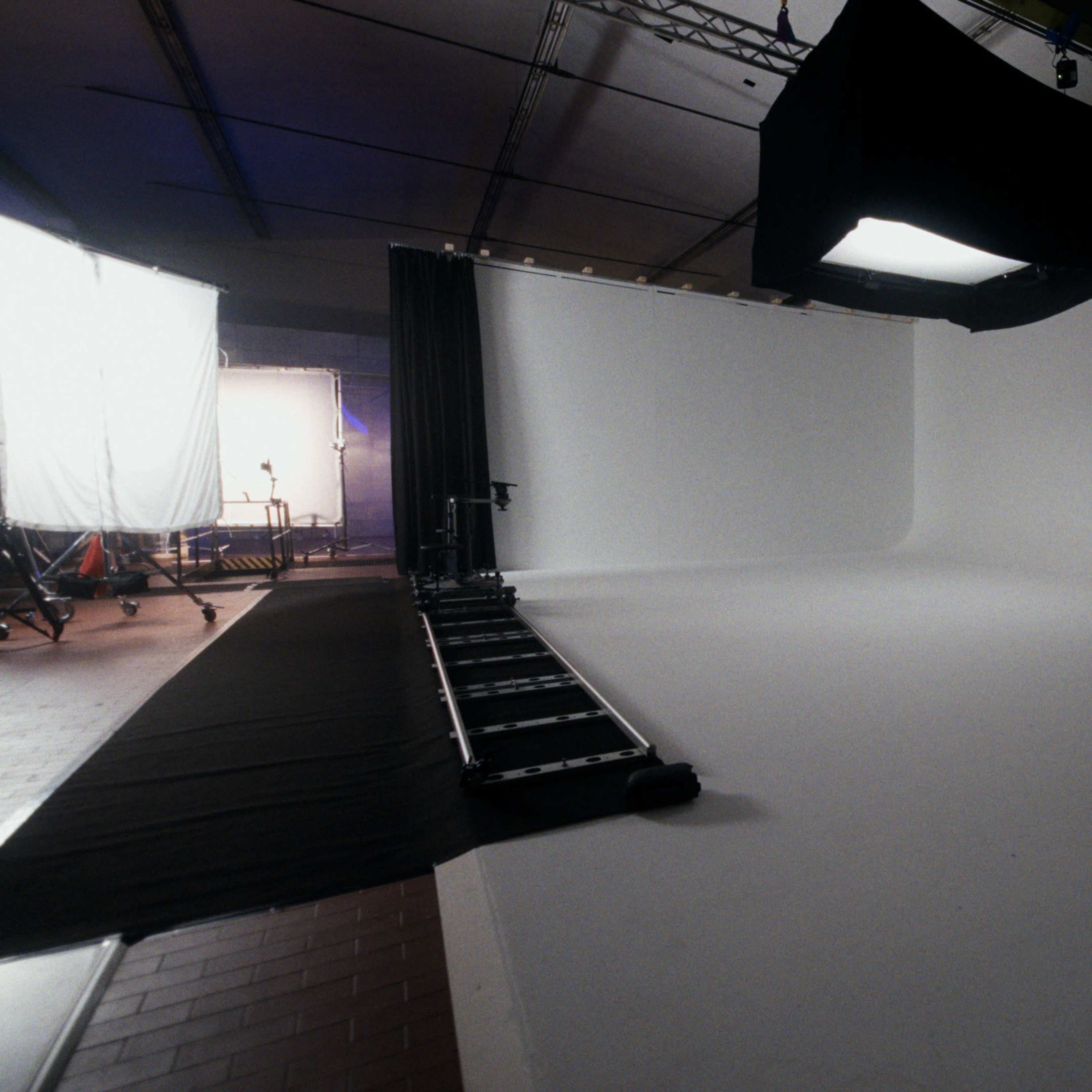 Foto- und Filmstudio in NRW mit großer Hohlkehle und vielen weiteren modularen Sets. Bild in , Lünen, NRW