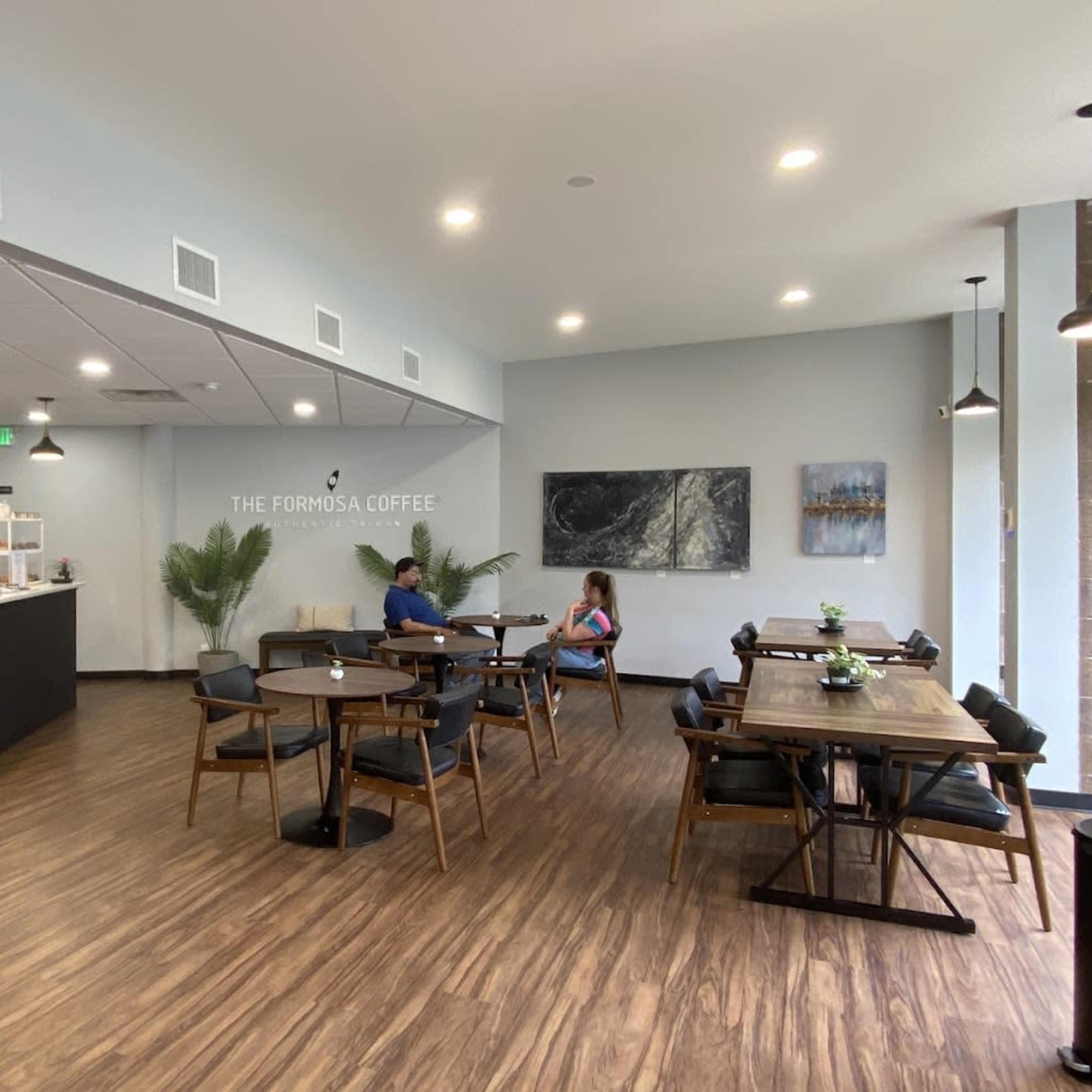 Spacious suburban Taiwanese coffee shop. Image in Eastchester, Scarsdale, NY