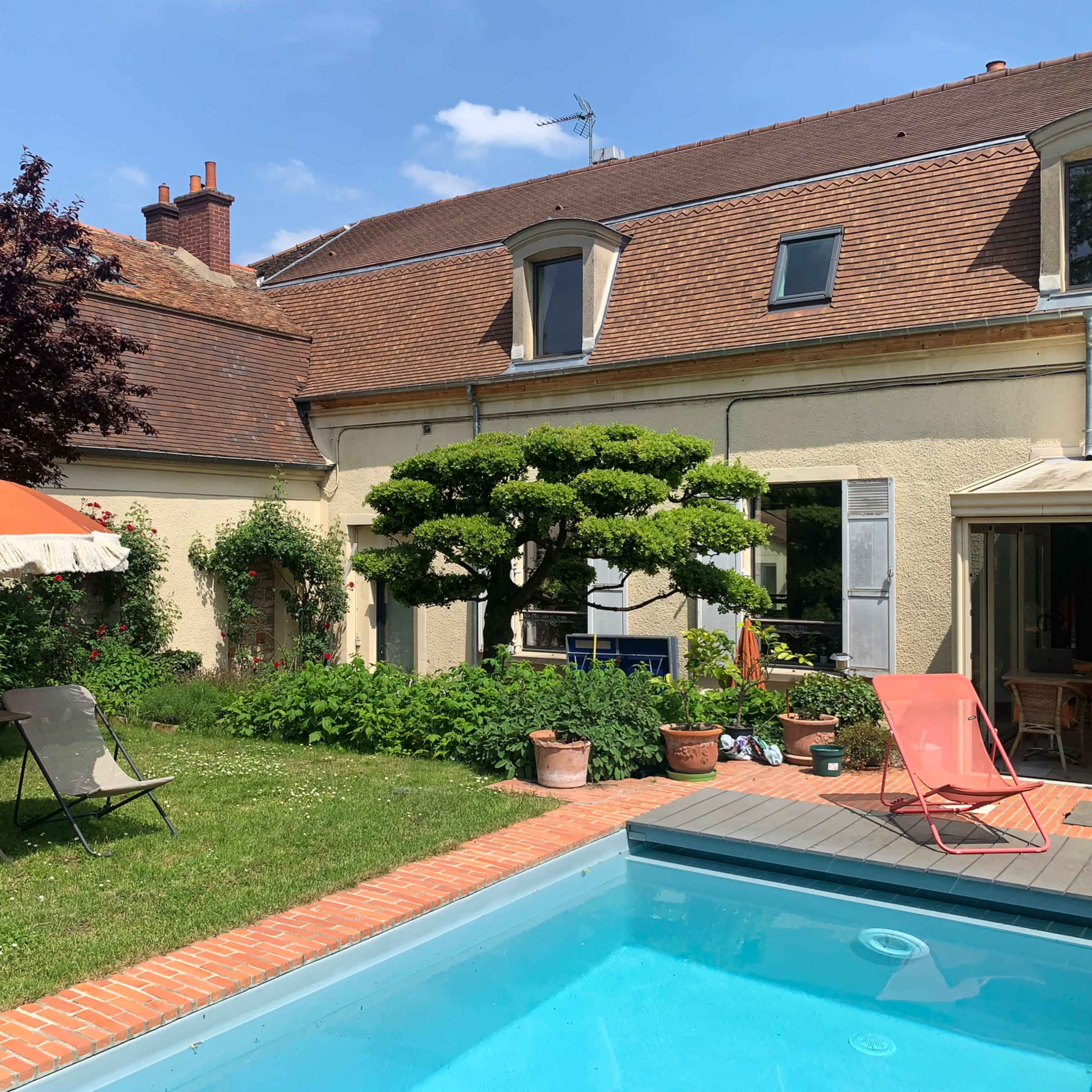 Charmant corps de Ferme du XVIIe siècle avec salon et véranda donnant sur jardin et piscine. Image dans , Morangis, Île-de-France