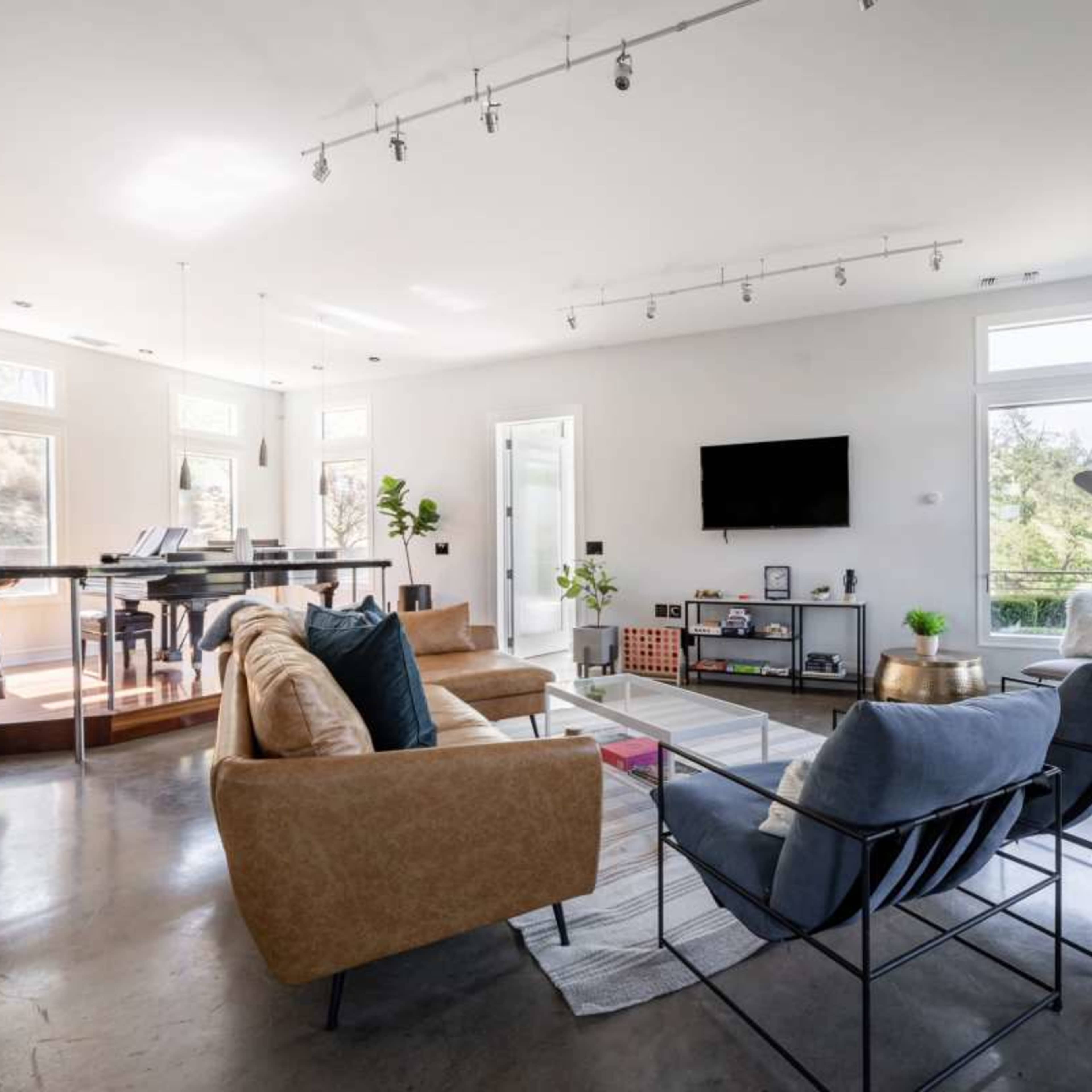 Luxurious and private villa nestled in the Sierra Mountains, overlooking the serene Millerton Lake. Image in , Friant, CA