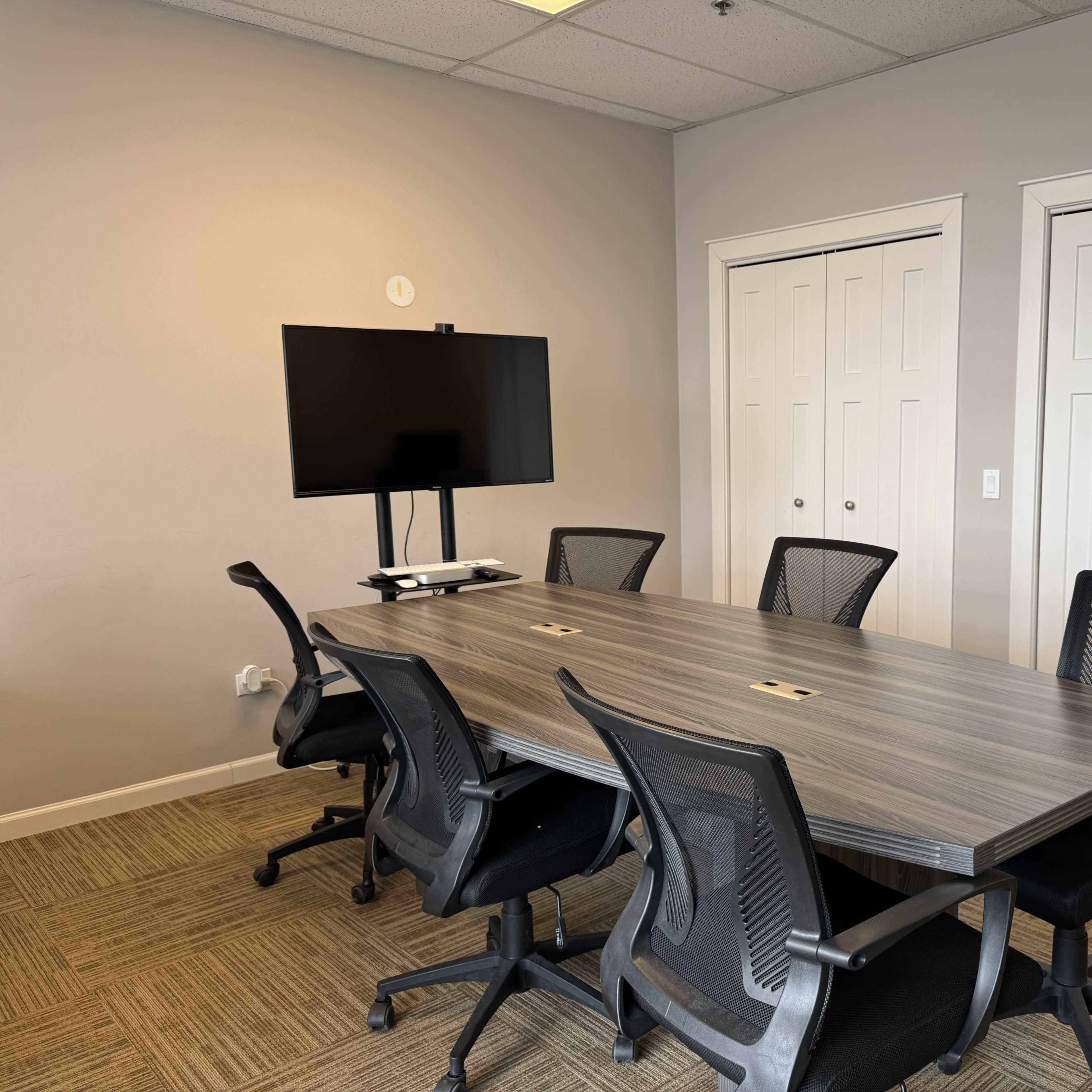 Clean and Contemporary Desk Space in a Business-Friendly Setting Image in Orland Township, Orland Park, IL