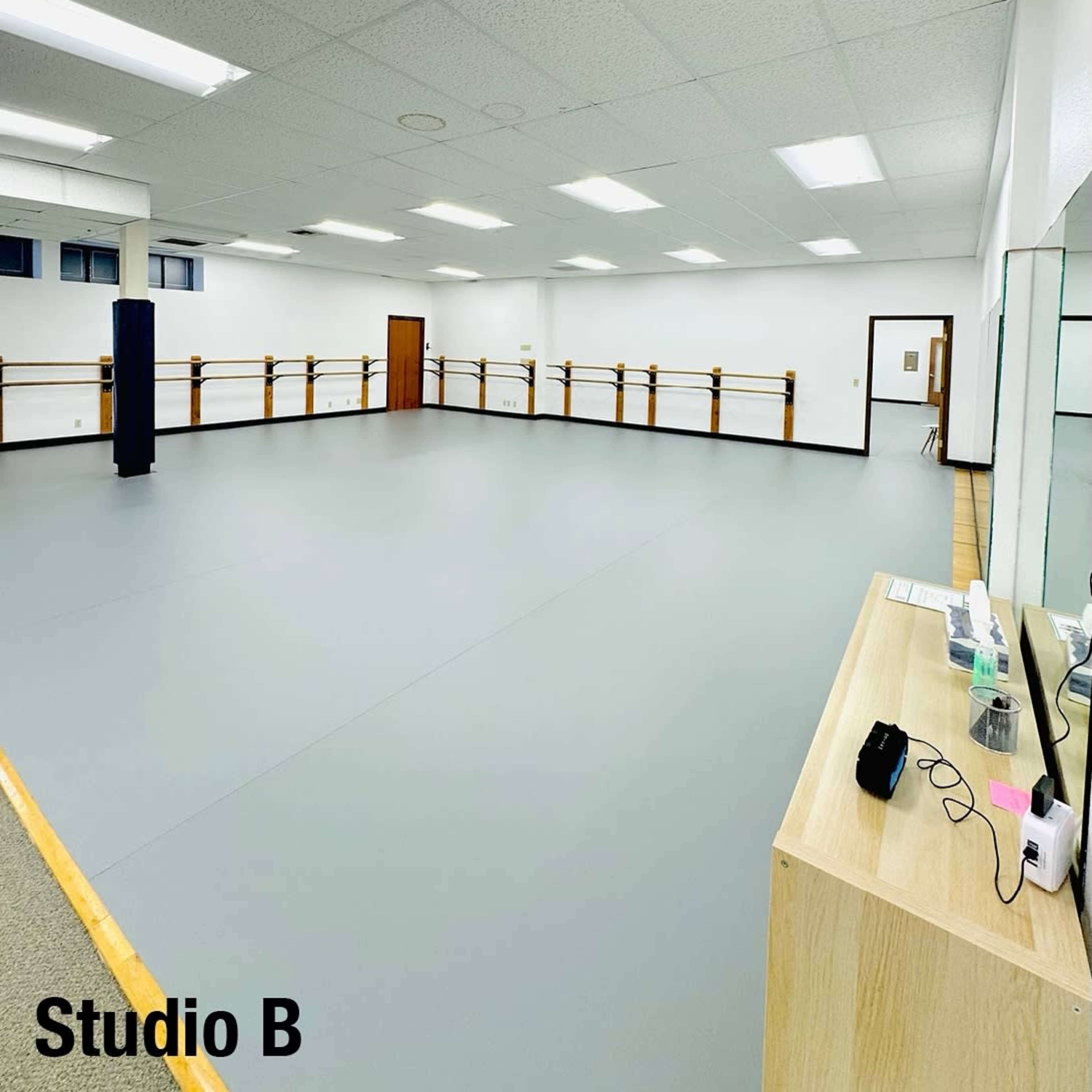 Beautiful, spacious 1054sf dance studio with new marley floor - Studio B Image in Wilburton, Bellevue, WA