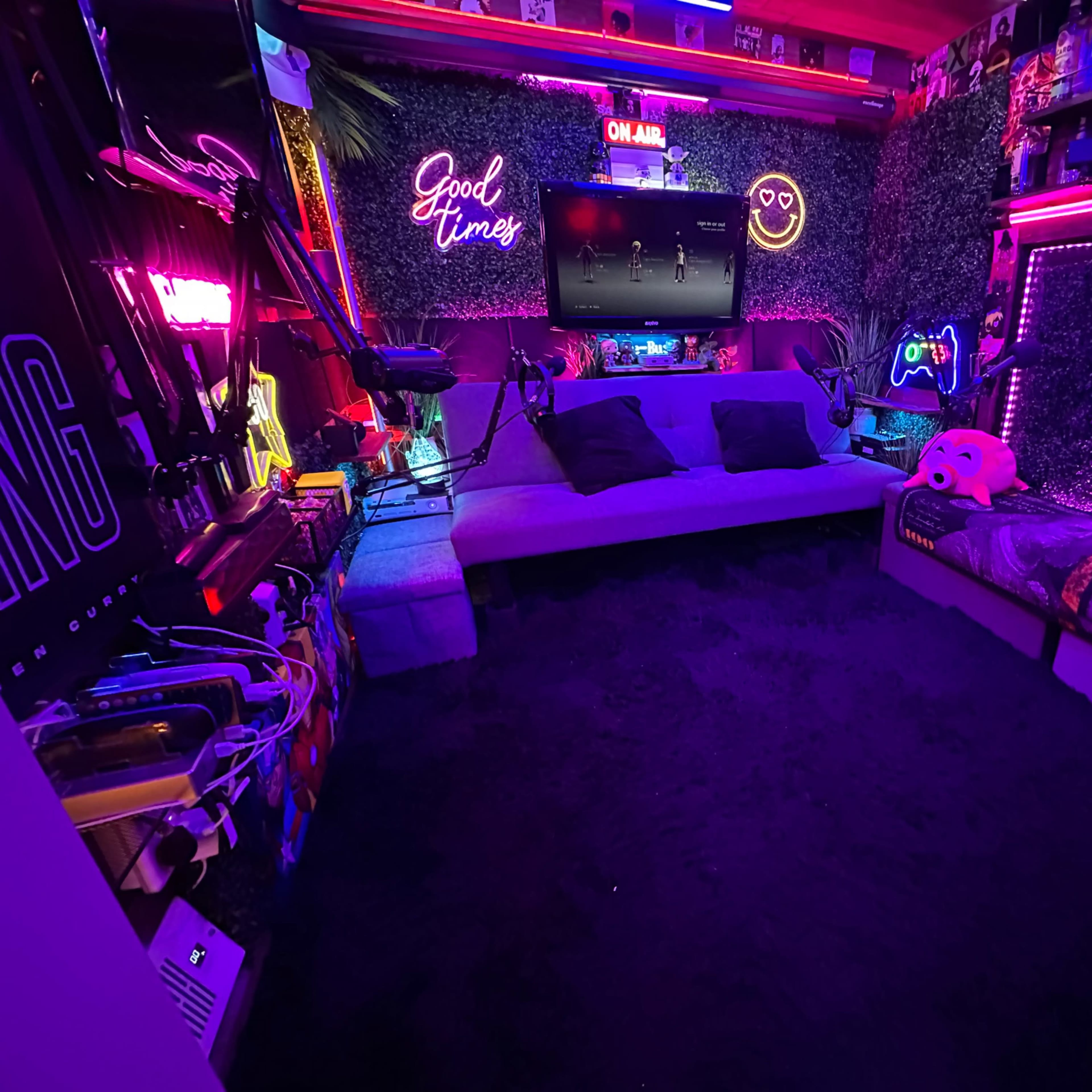Clubhouse Style Podcast/Content Creation Studio Uptown (HD Video Session Recording Included w/ Every Podcast Booking) Image in Elizabeth, Charlotte, NC
