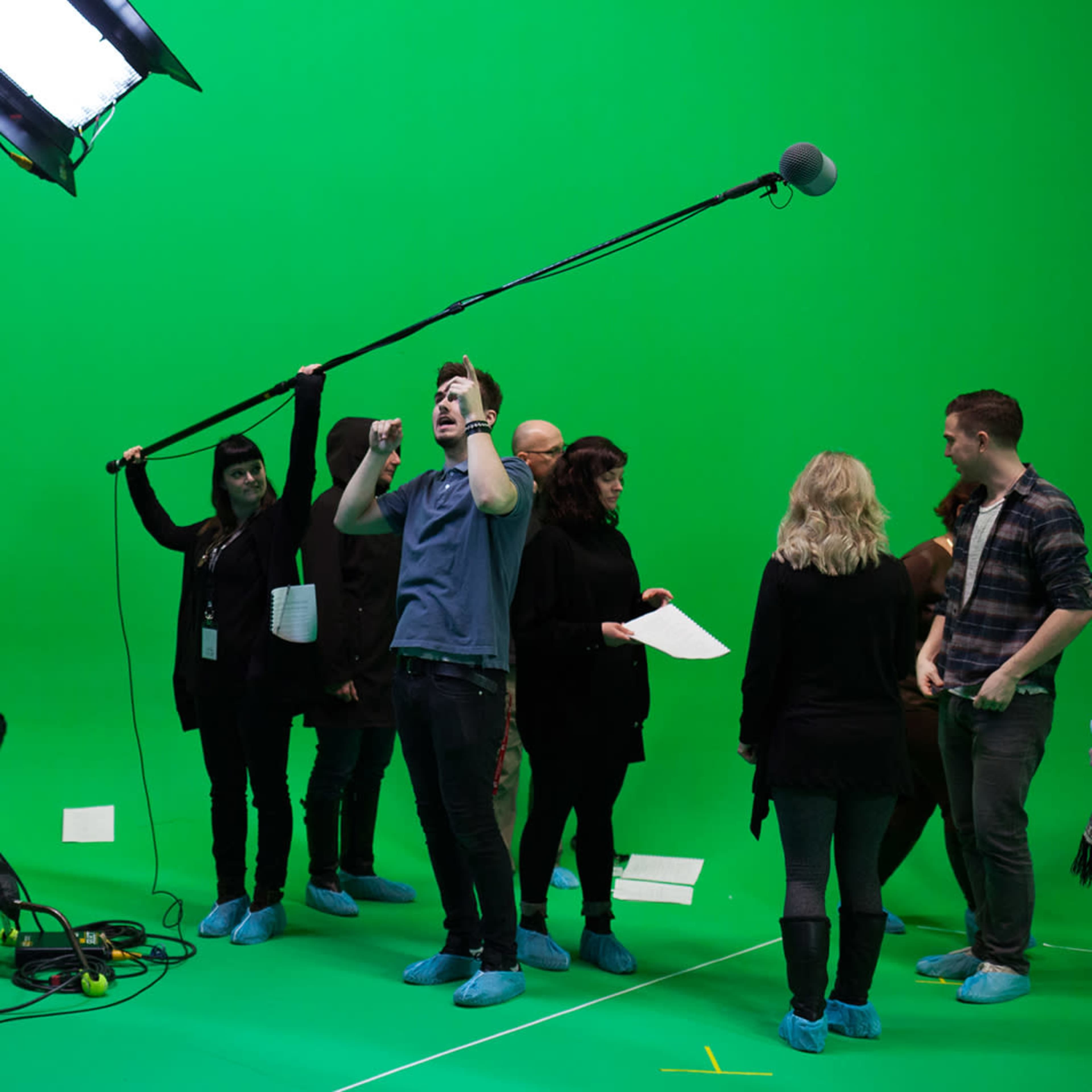 Das Lanizmedia GreenScreenStudio ist ein Fotostudio, visuelles Studio und Filmstudio in München, das professionelle Produktionen für Werbefilme, Imagefilme, Erklärfilme, Produktvideos, Live streaming und vieles mehr ermöglicht. Bild in Unterhaching, Unterhaching, BY