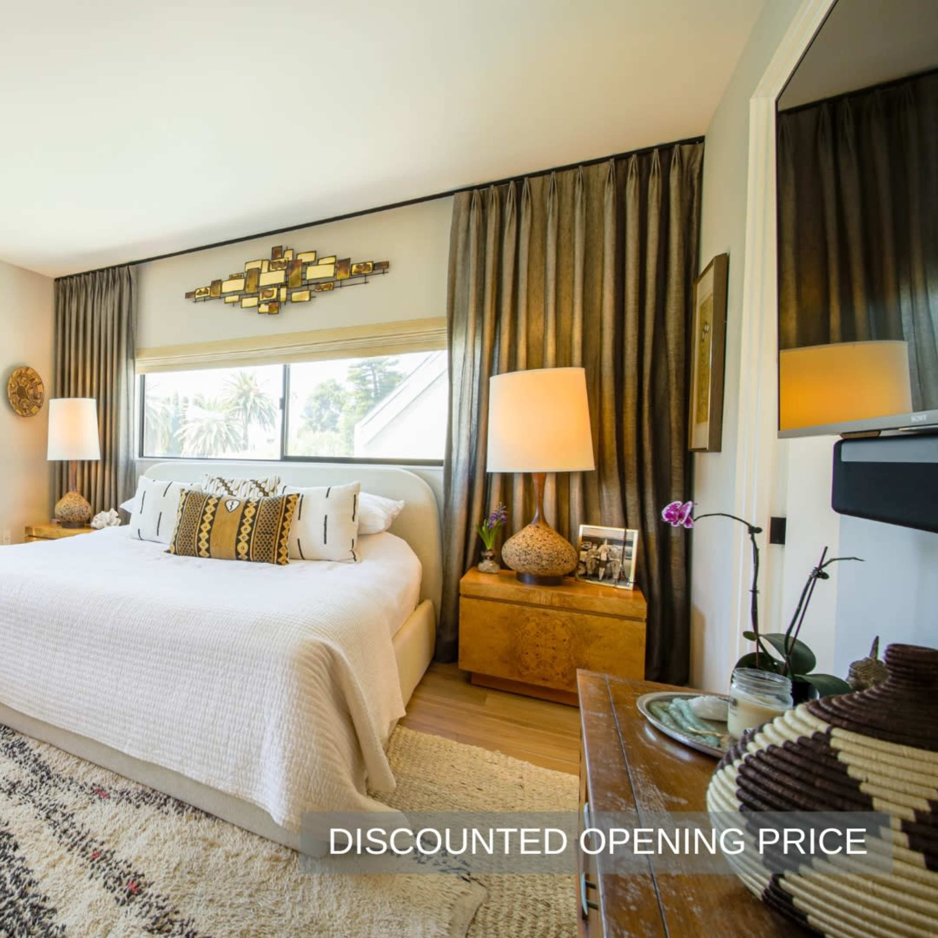 Bright Top-Floor Santa Monica Condo with High Ceilings – Ideal for Film & Photo Shoots Image in Wilshire Montana, Santa Monica, CA