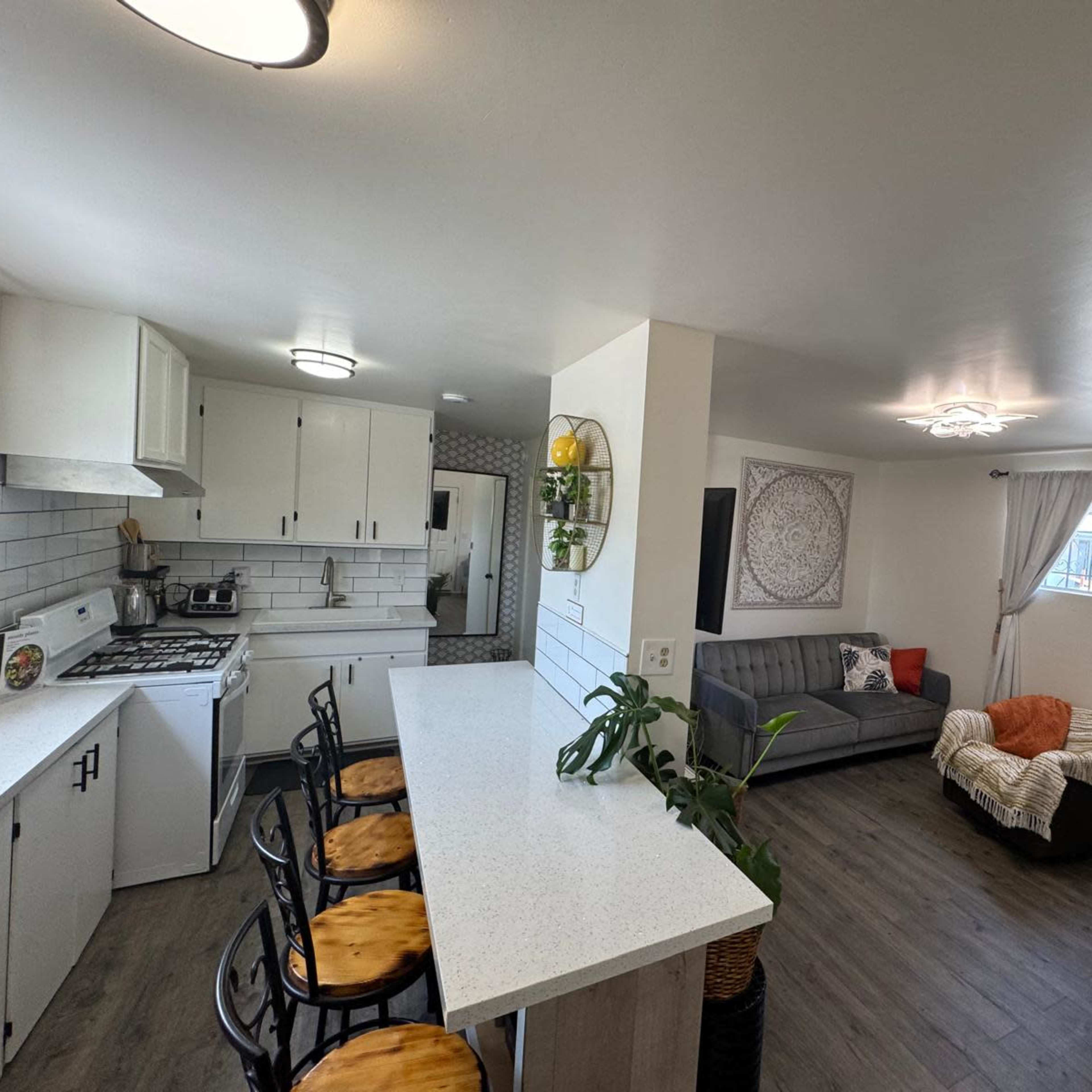 Urban Chic Apartment Above Storefront – Mar Vista Image in Mar Vista, Los Angeles, CA