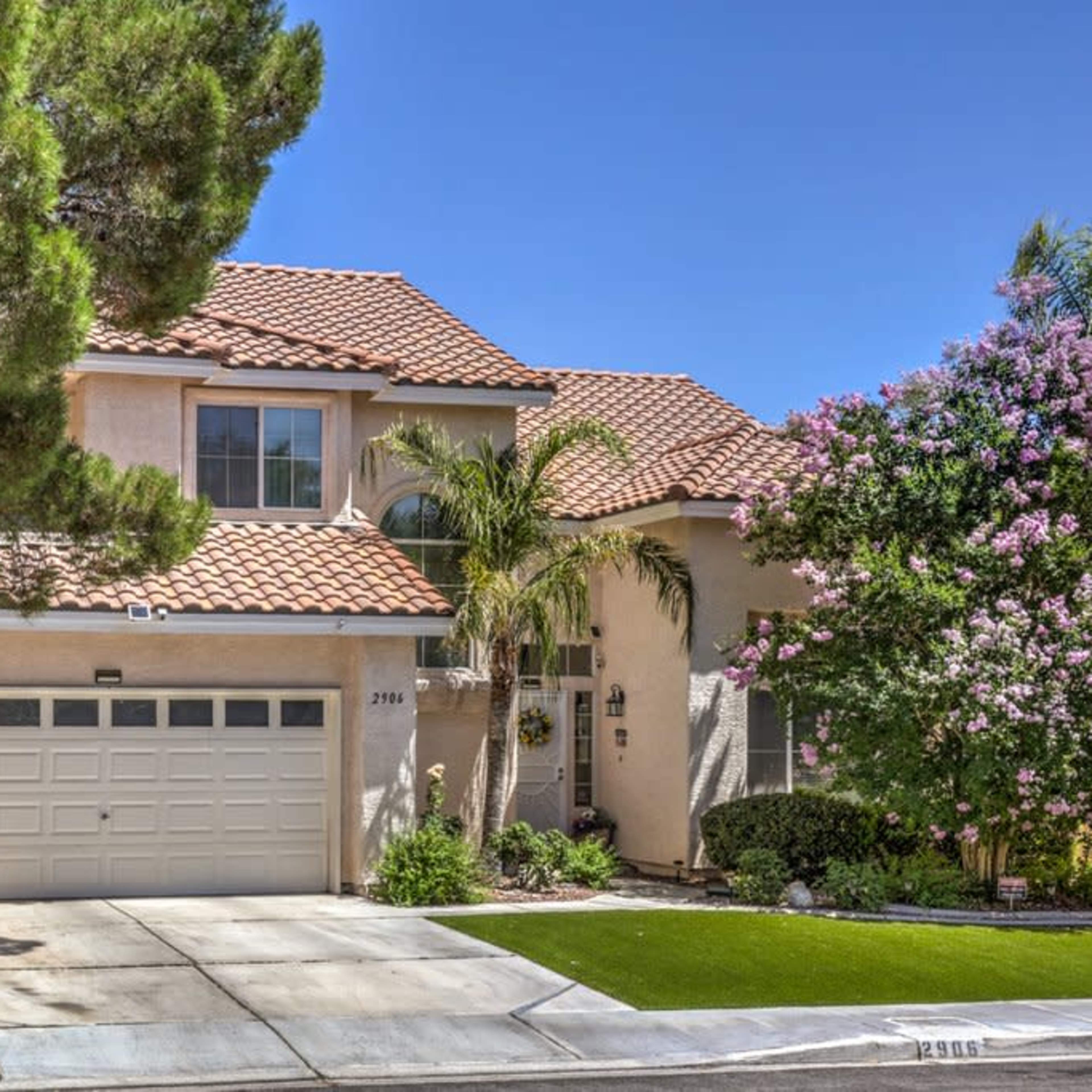 Beautiful Large Single-Family Home Image in Green Valley South, Henderson, NV