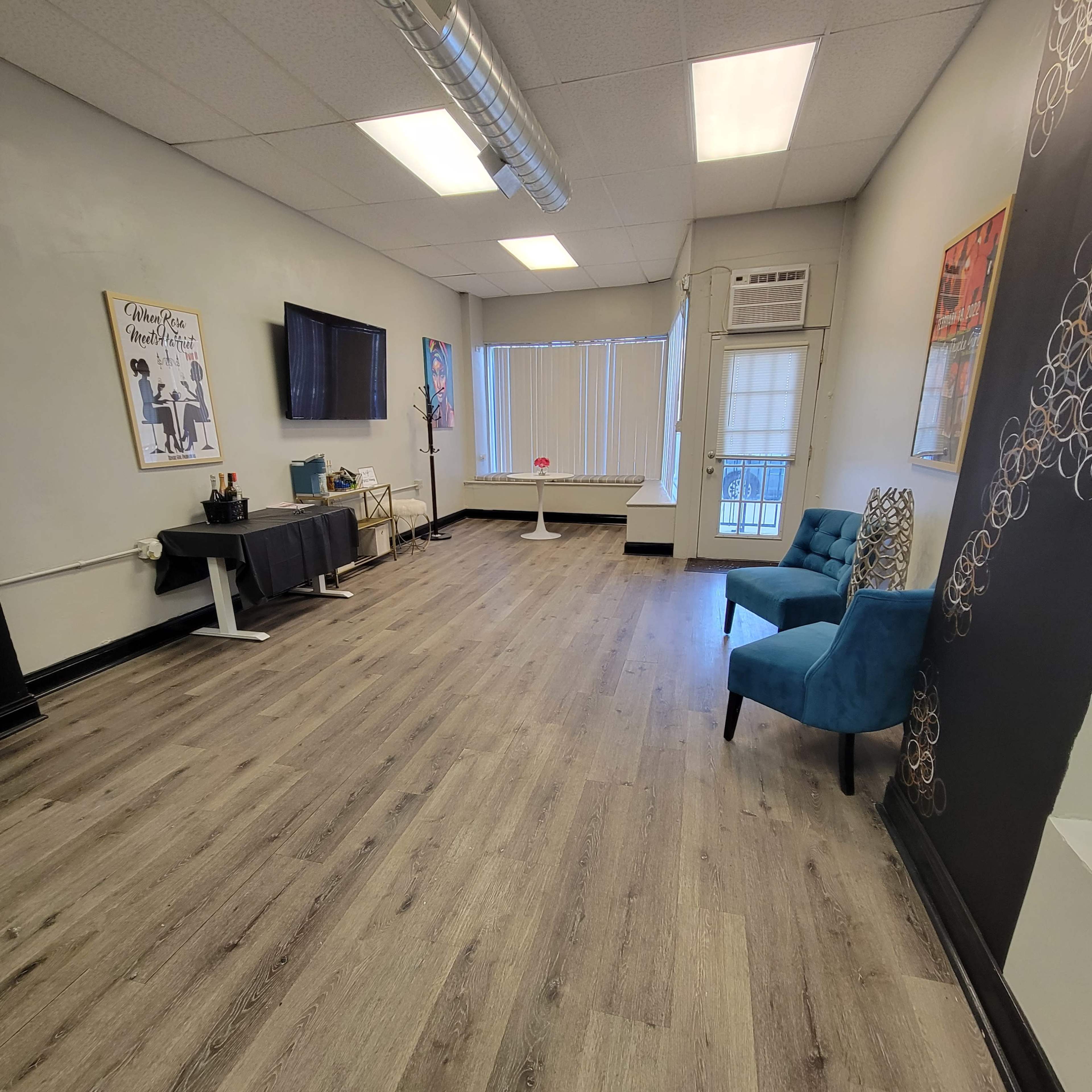 Creative, Elegant, Intimate Space Image in South Side, Chicago, IL