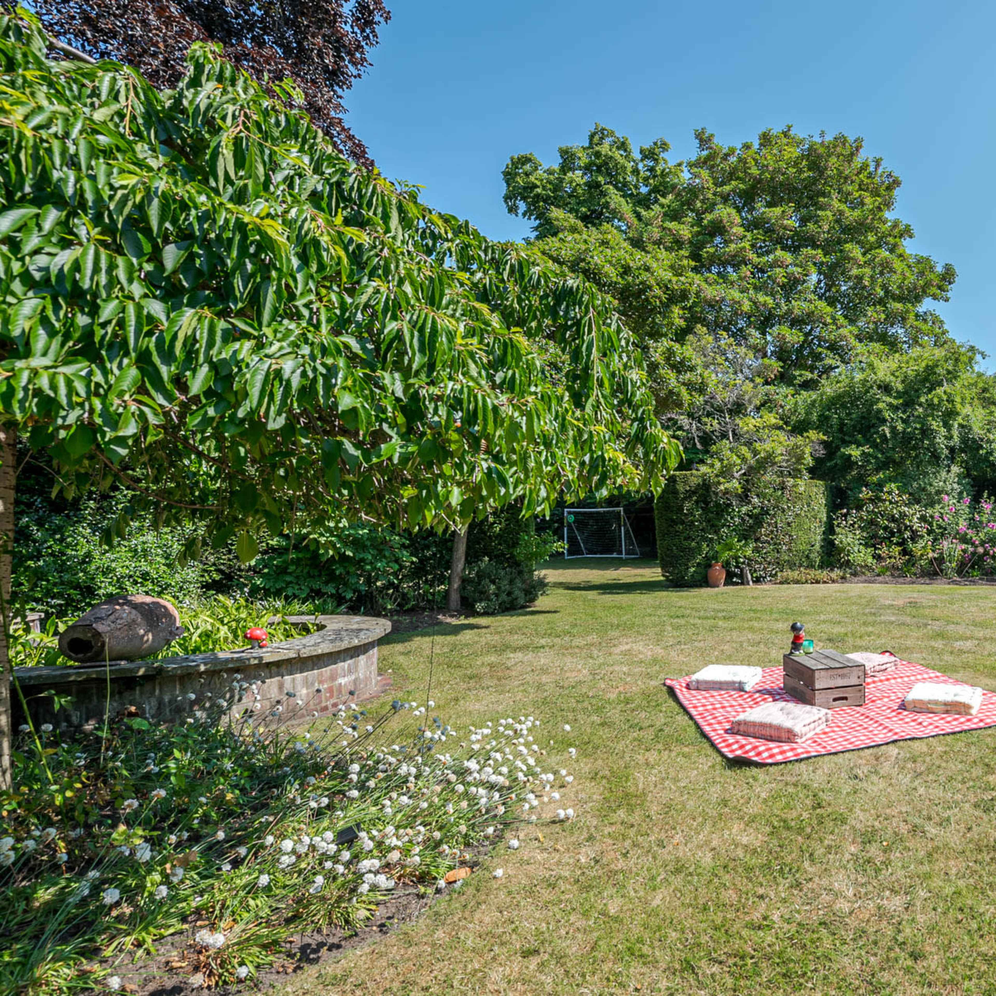 Period family home with two kitchens and a massive garden. Image in London, London, England