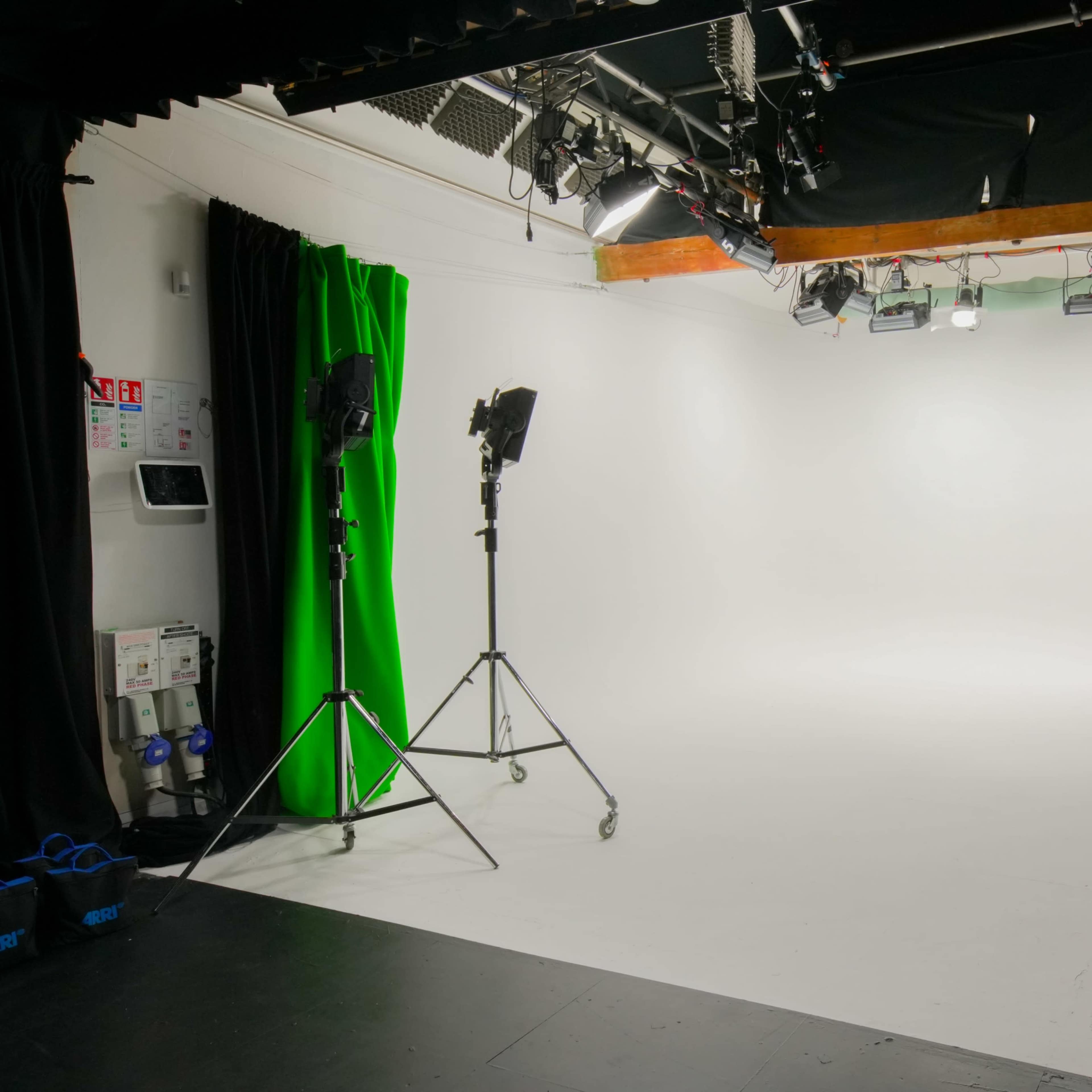 Green Screen / White Cove / Blackout Studio Image in Stratfield Mortimer, Reading, England