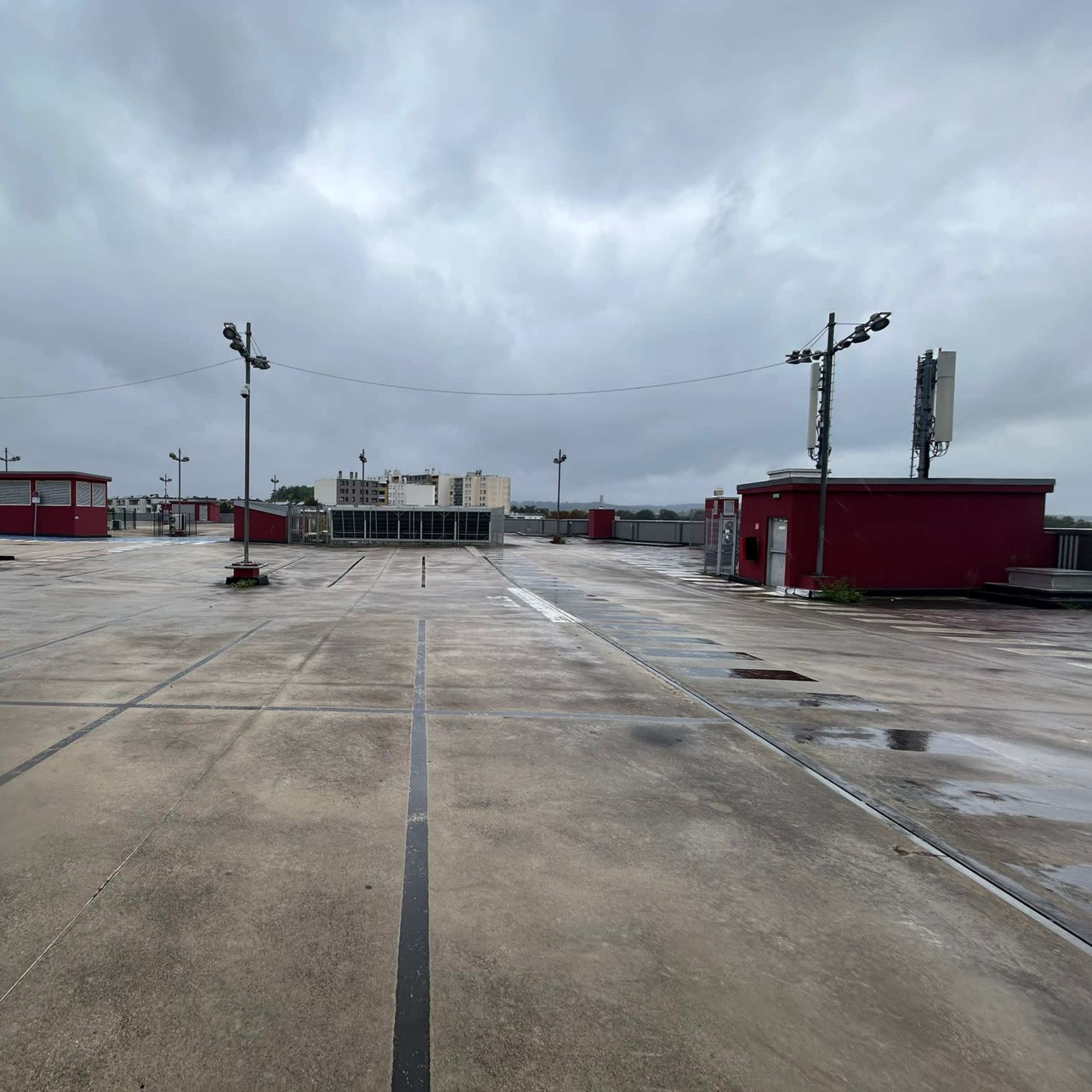 Décor/Lieu de tournage: Parking aérien 12000m² Image dans , Sarcelles, Île-de-France