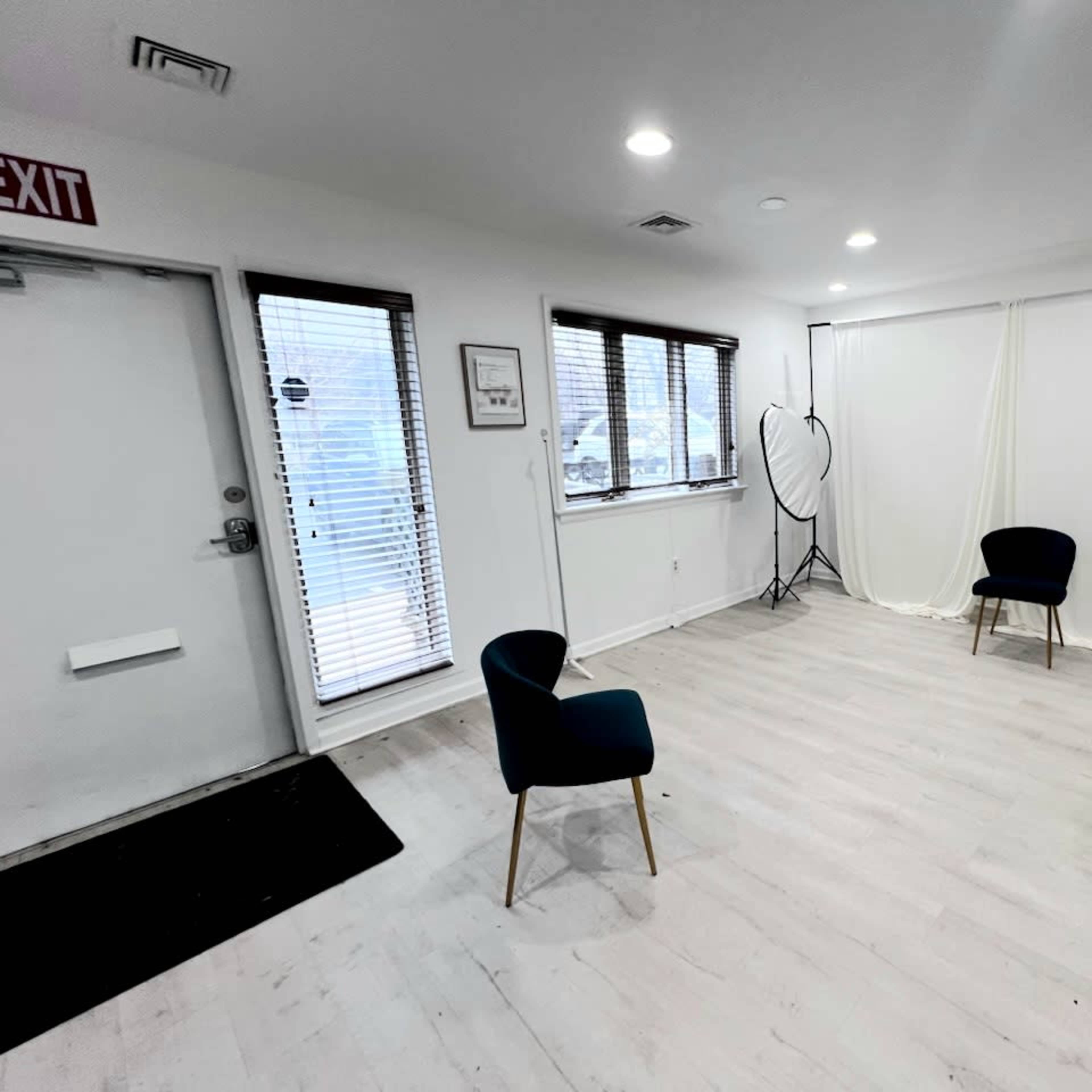 Private Luxury Studio for experienced photographers, with private entrance, 1st floor no steps Image in Merrifield, Falls Church, VA