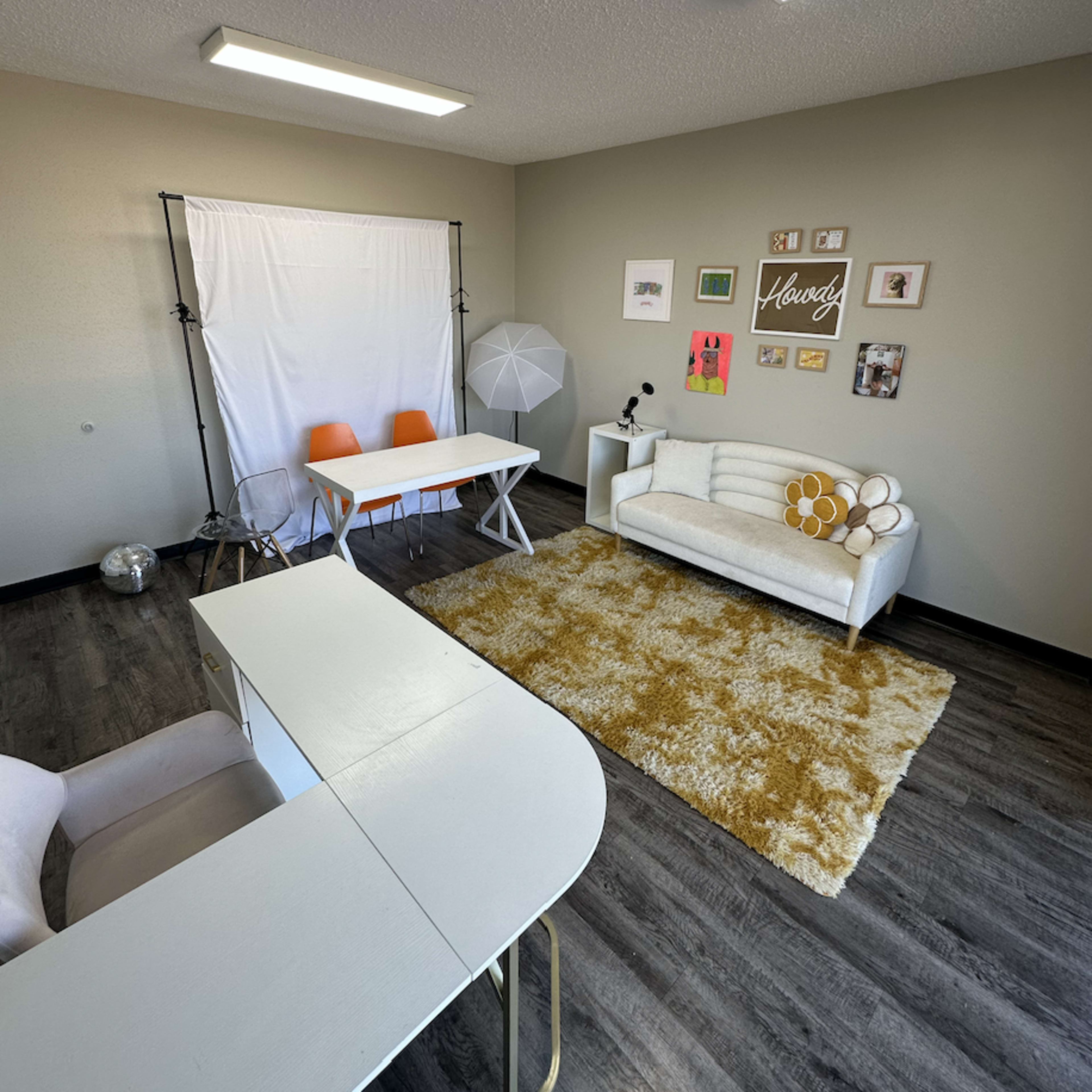 Central Photo Studio with Natural Light Image in Berkley Square - Headway, Austin, TX
