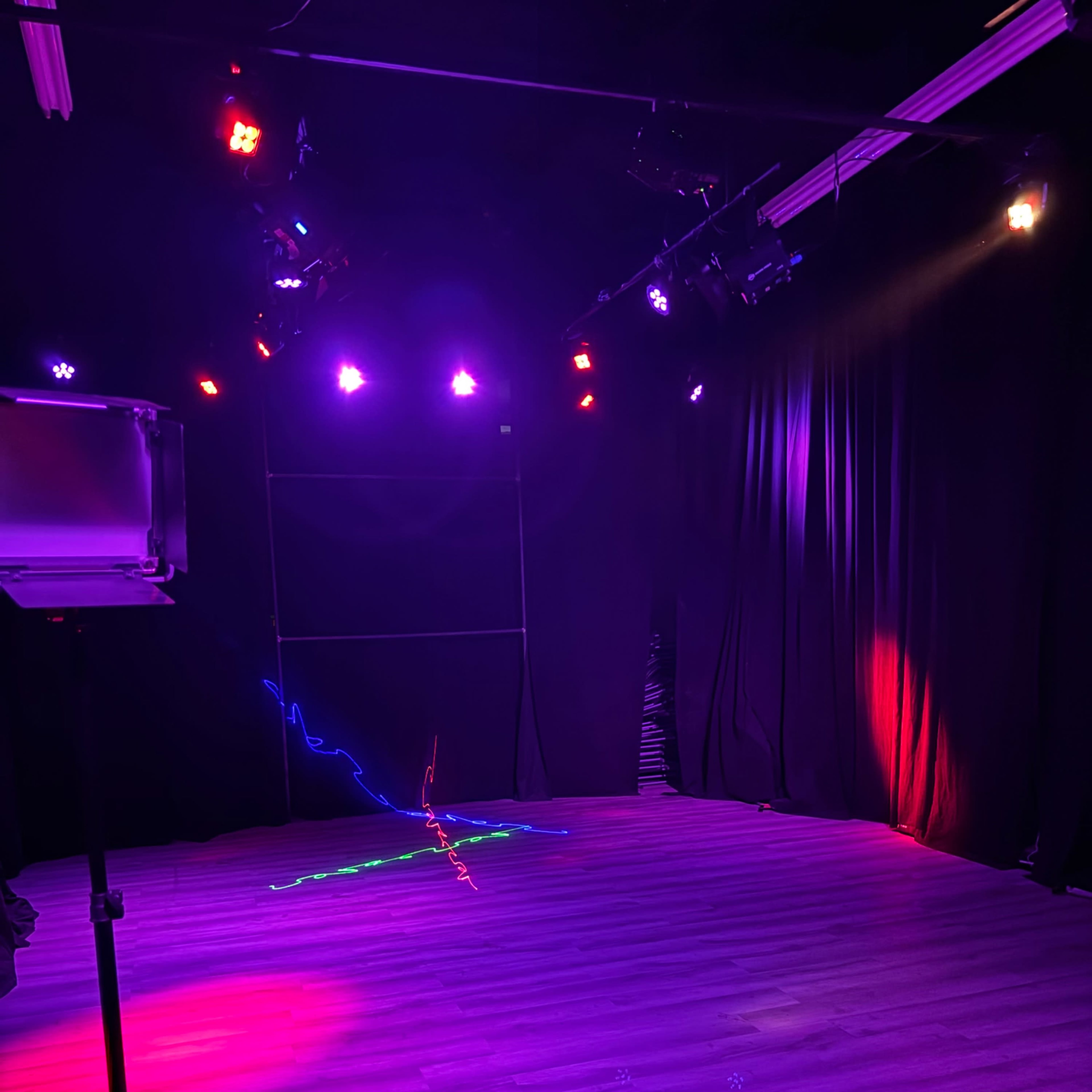Enhanced lighting 360 blackout curtain film studio Image in Scarborough City Centre, Toronto, ON