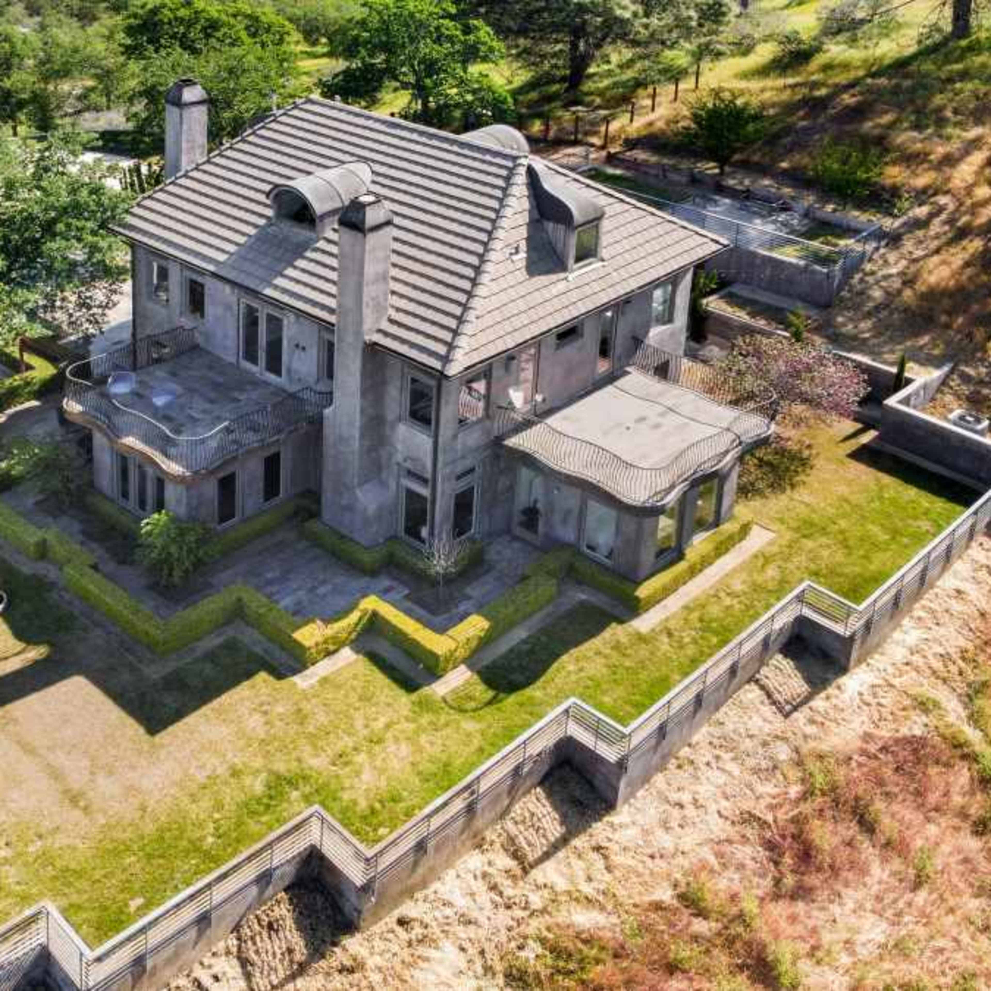 Luxurious and private villa nestled in the Sierra Mountains, overlooking the serene Millerton Lake. Image in , Friant, CA