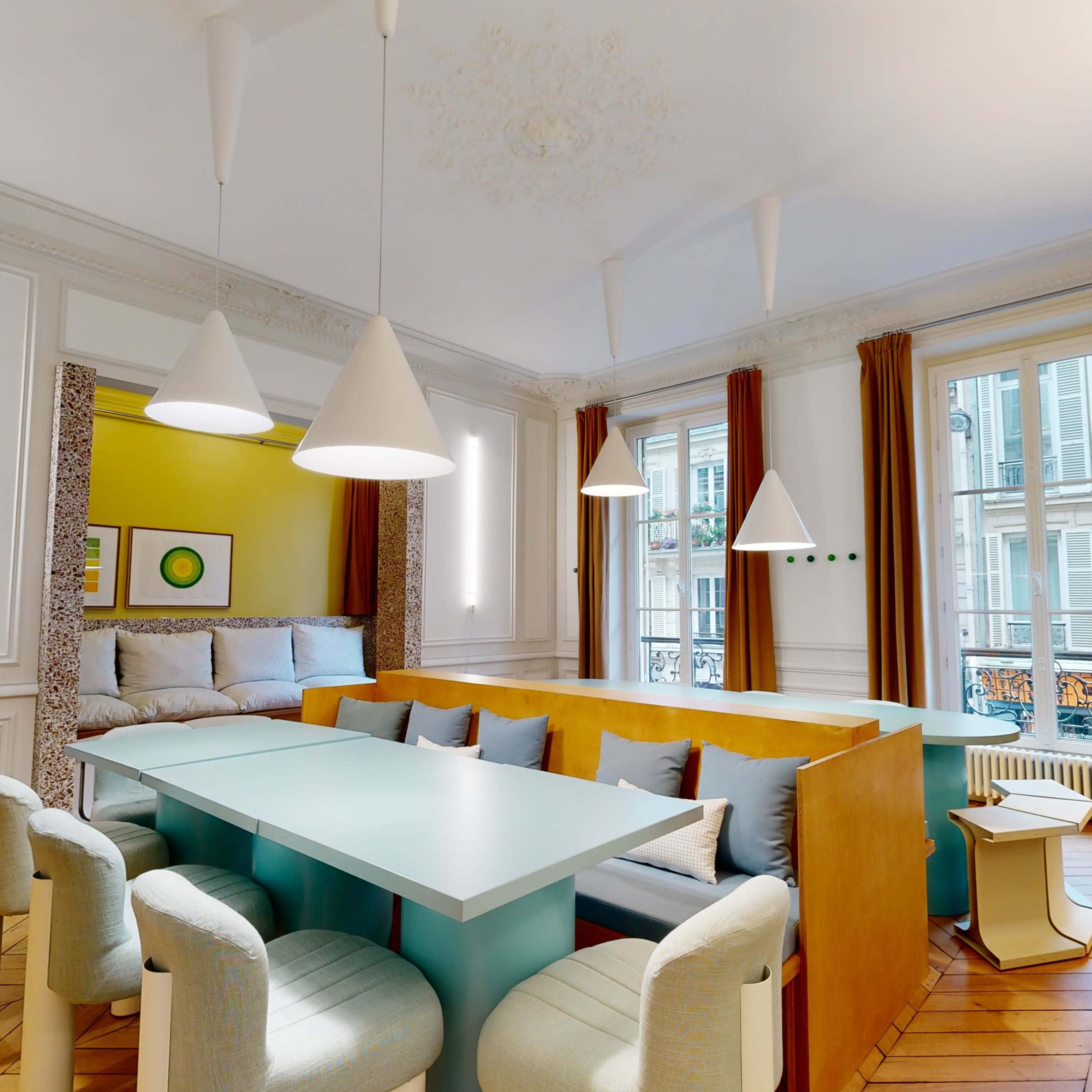 Espace de réunion moderne et convivial au cœur du 9ème arrondissement Image dans Saint-Georges, Paris, Île-de-France