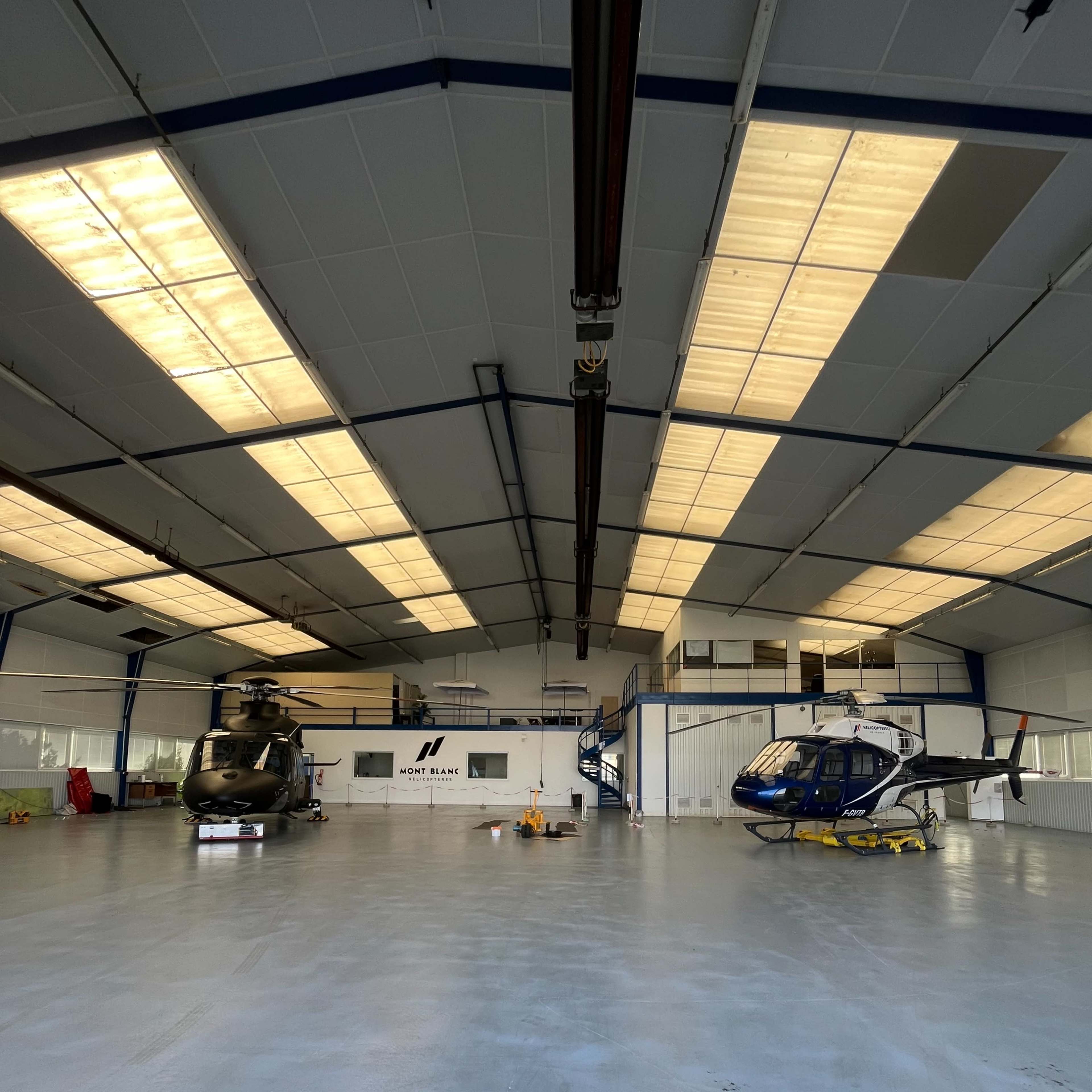Hangar aéronautique spacieux Image dans Toussus-le-Noble, Toussus-le-Noble, Île-de-France