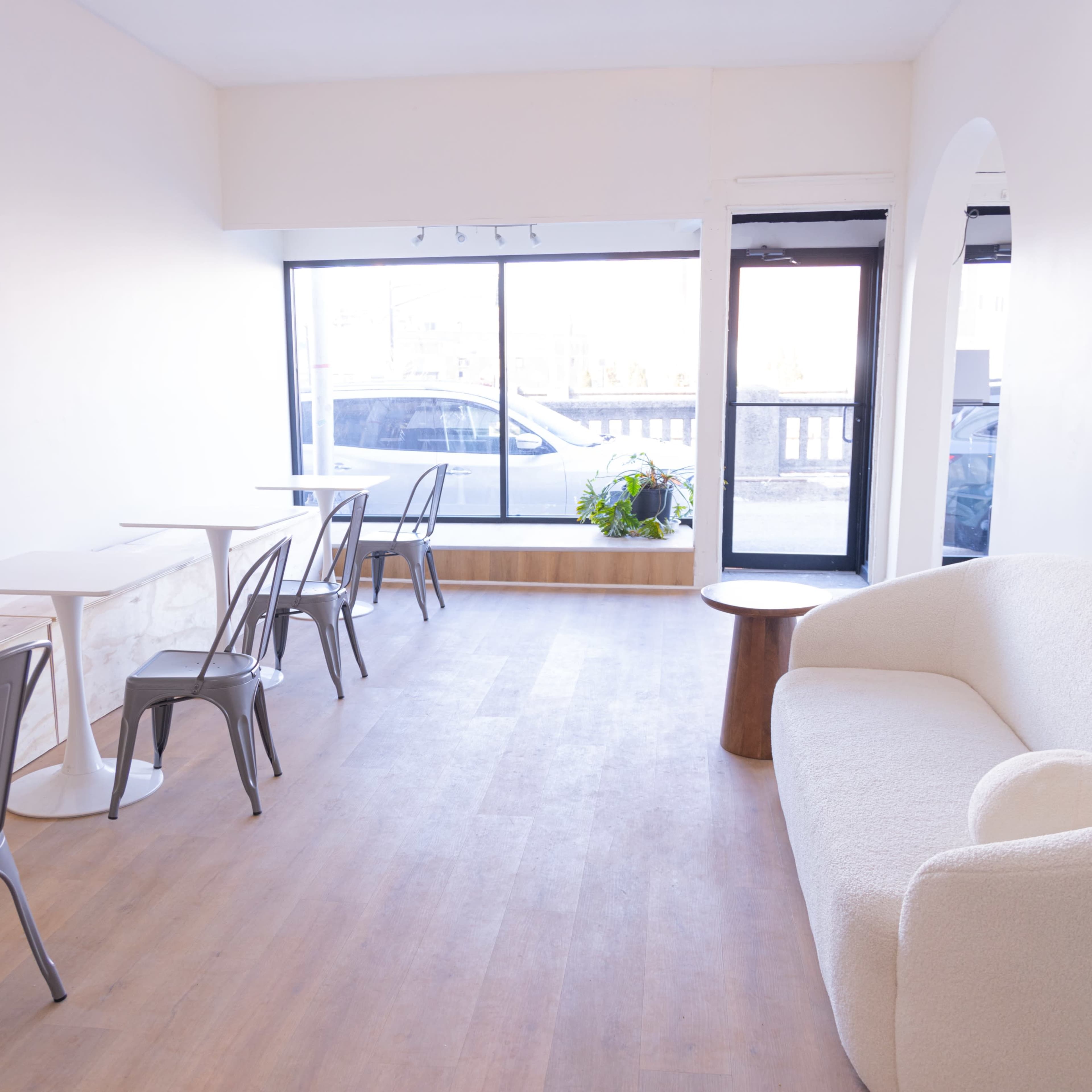 Minimalistic Vibrant Studio Image in Watsessing, Bloomfield, NJ