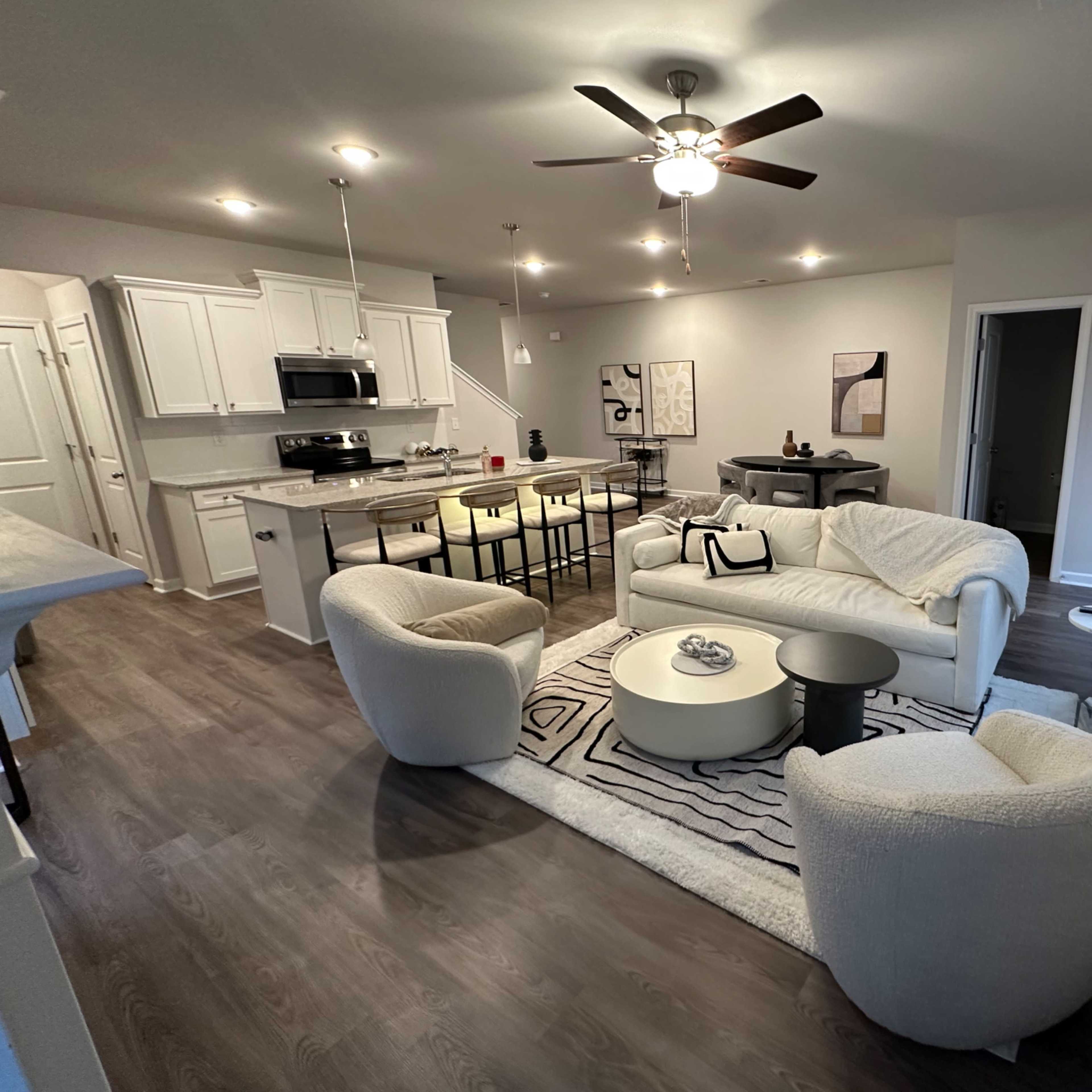 “Elegant Luxury Room for Upscale Gatherings & Creative Shoots” Image in Union City, Union City, GA