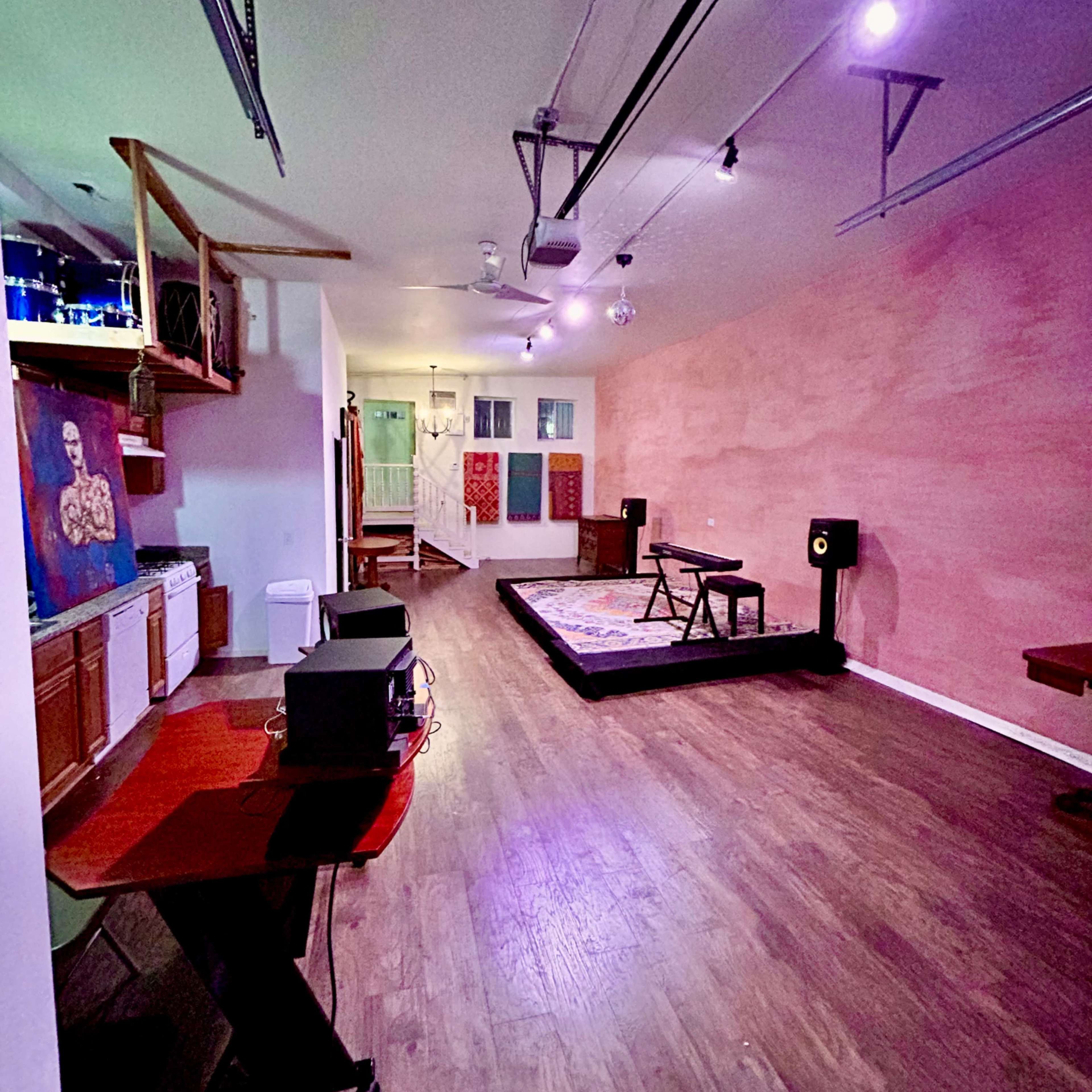 Lakeview Recording & Rehearsal Studio, Shruti Box Image in Lake View, Chicago, IL