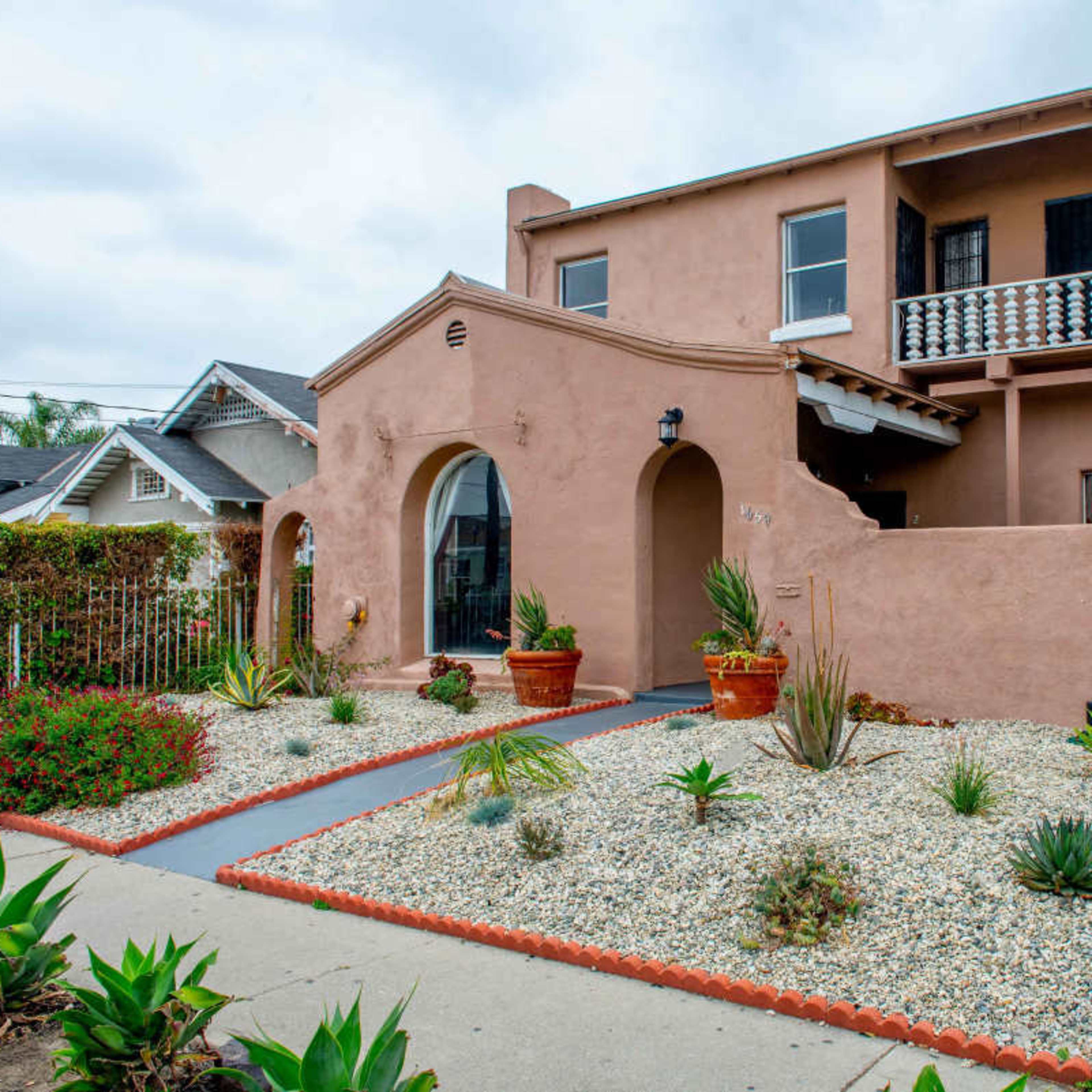 Spacious duplex apartment near Staples Center & DTLA Image in South Los Angeles, Los Angeles, CA