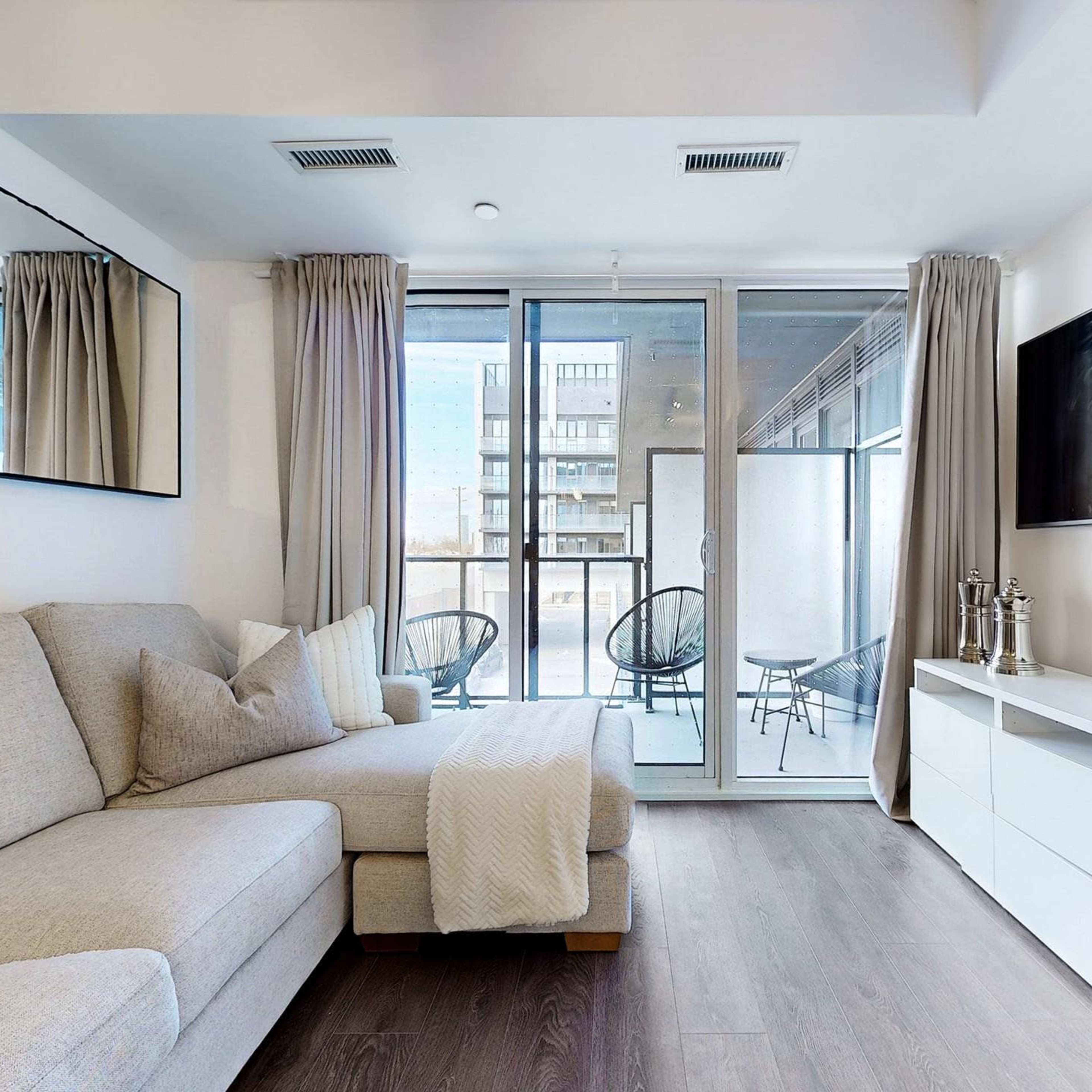 Urban Luxe Retreat: 2-Bedroom + Den Condo with High-End Amenities Image in Toronto, Toronto, ON