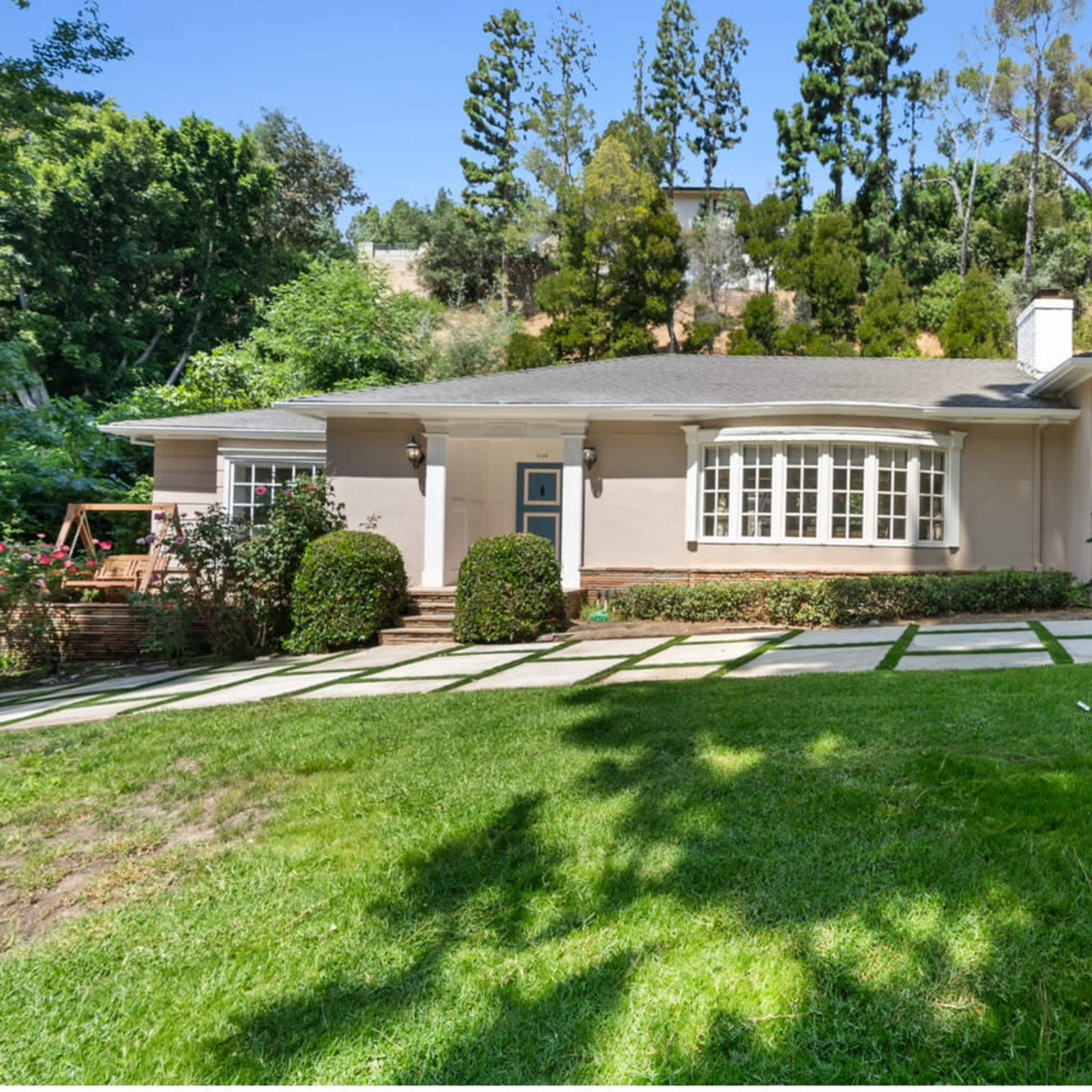 Cute old style 1940s house for photoshoot and video shoot Image in Beverly Hills, Beverly Hills, CA