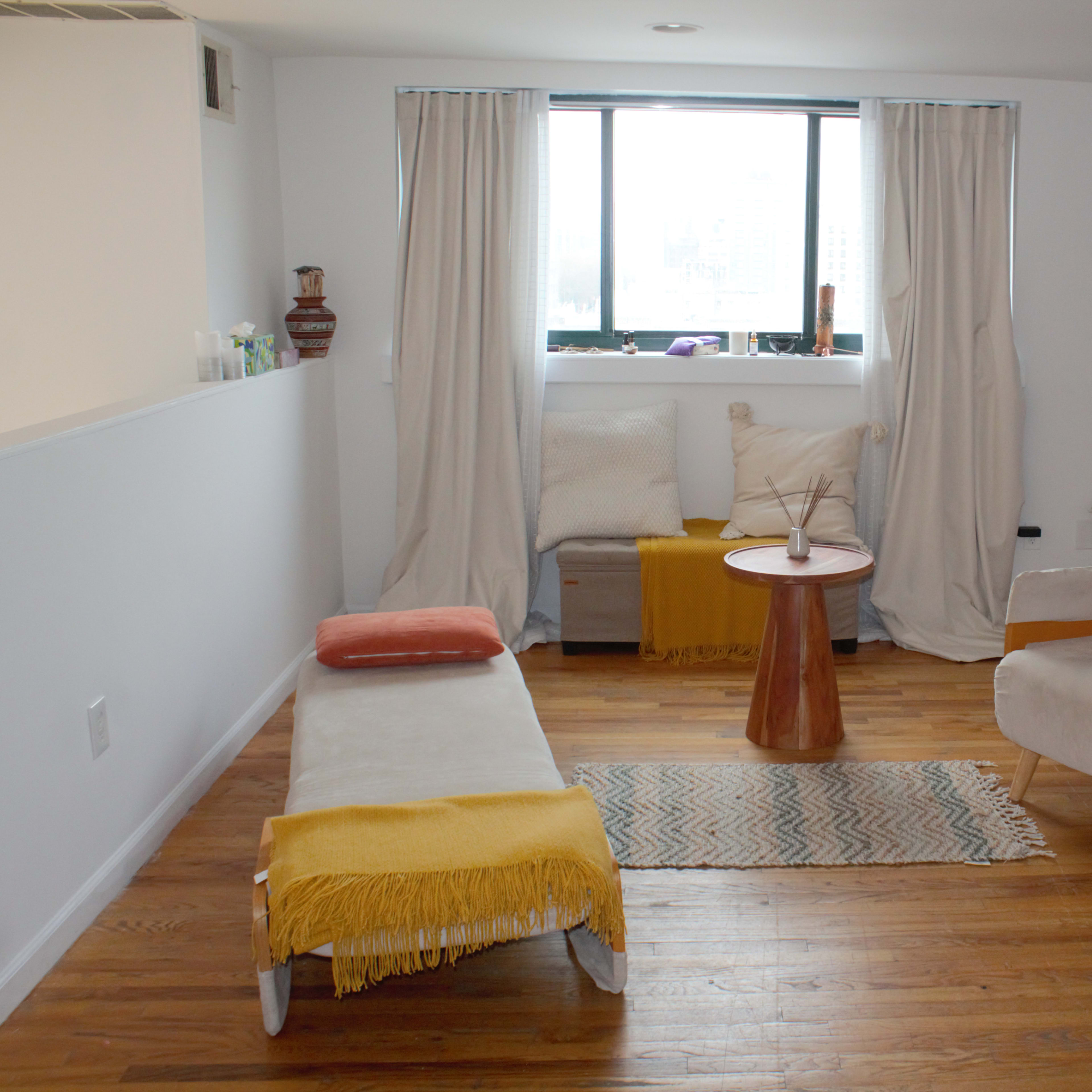 vibrant urban Loft with Skyline View Image in Astoria, Queens County, NY