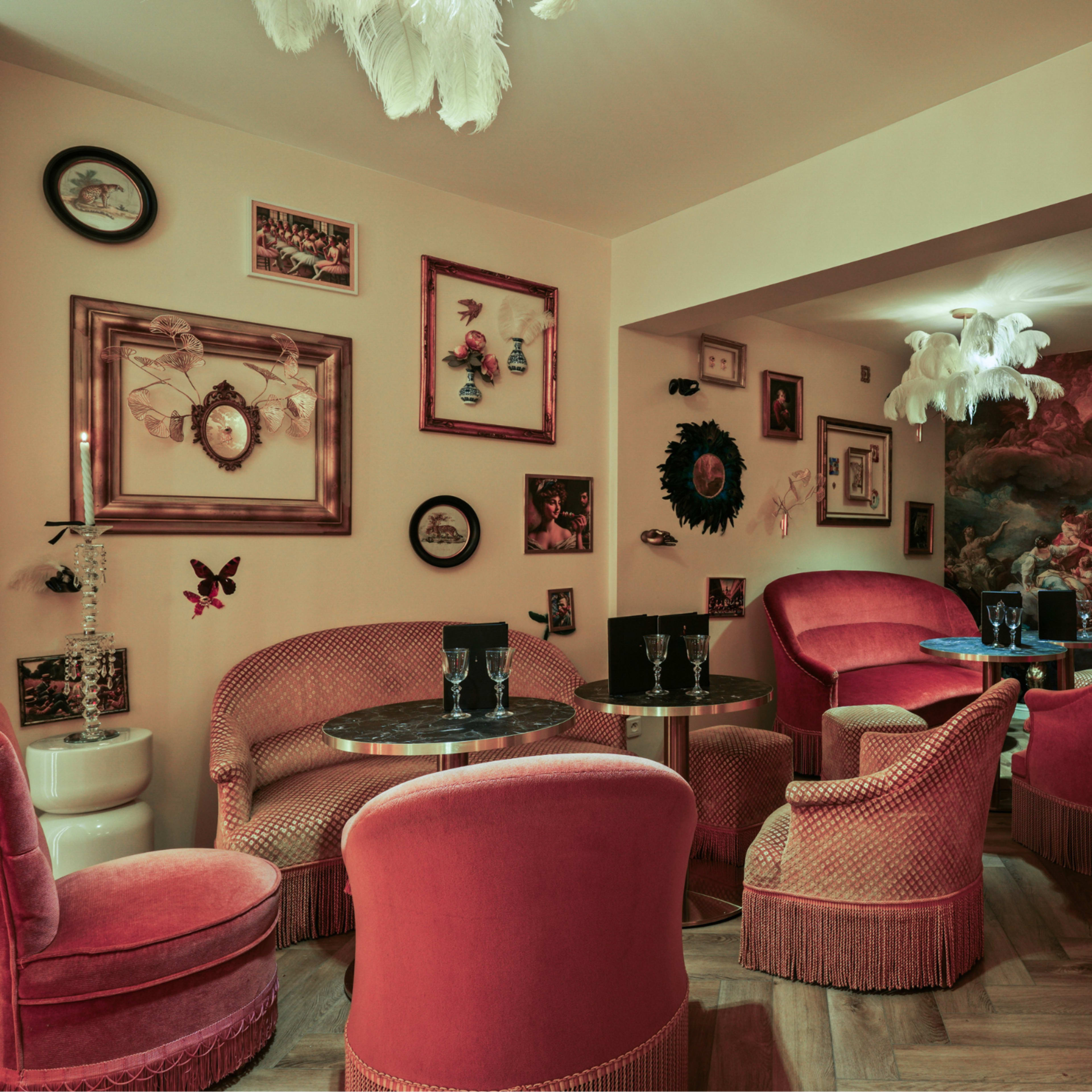 Restaurant baroque, cabinet de curiosité, bar boudoir Image dans Paris, Paris, Île-de-France