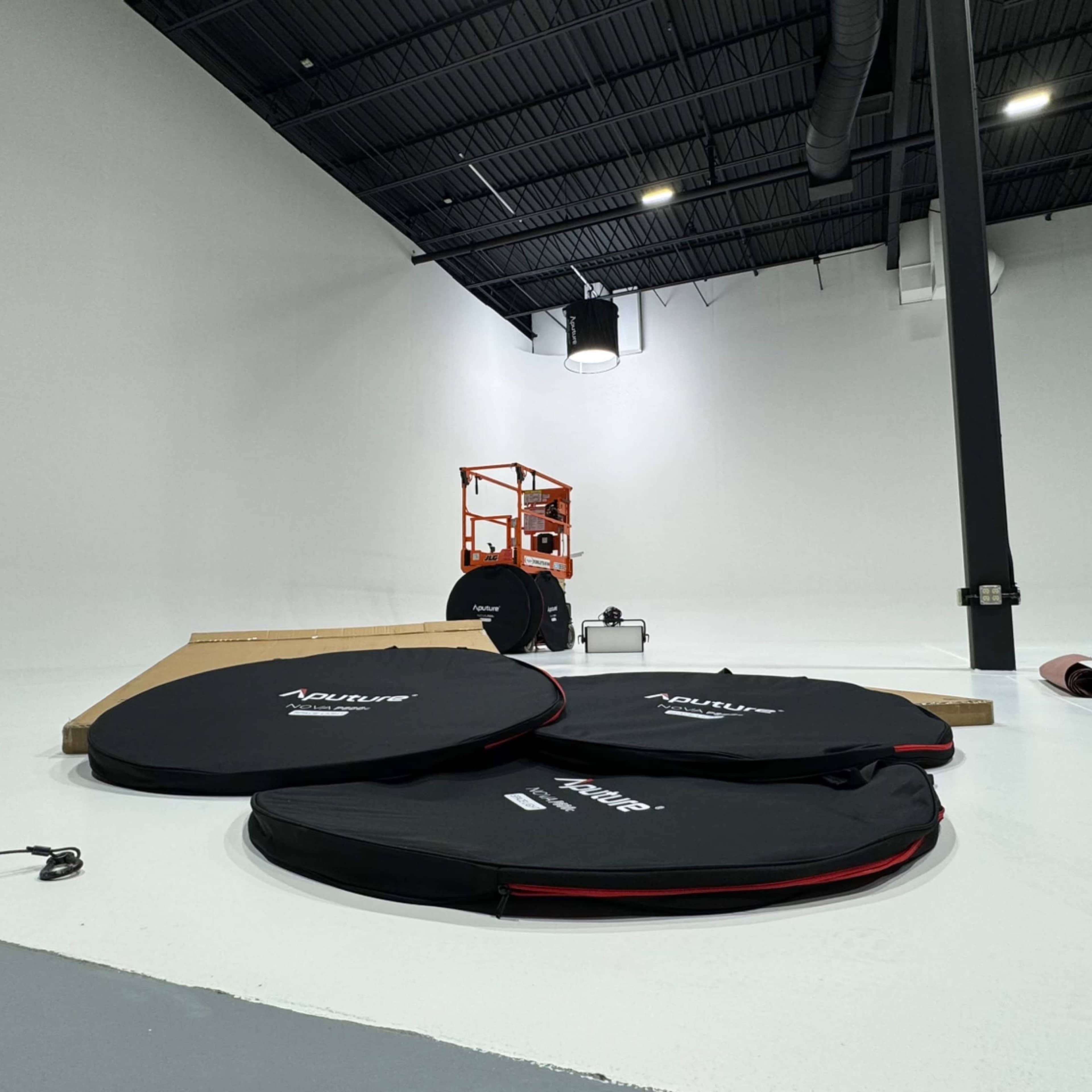 Commercial Studio | 45x45 Seamless  CYC | Drive-In Acces| Pro Gear Available Image in West Bloomington, Bloomington, MN