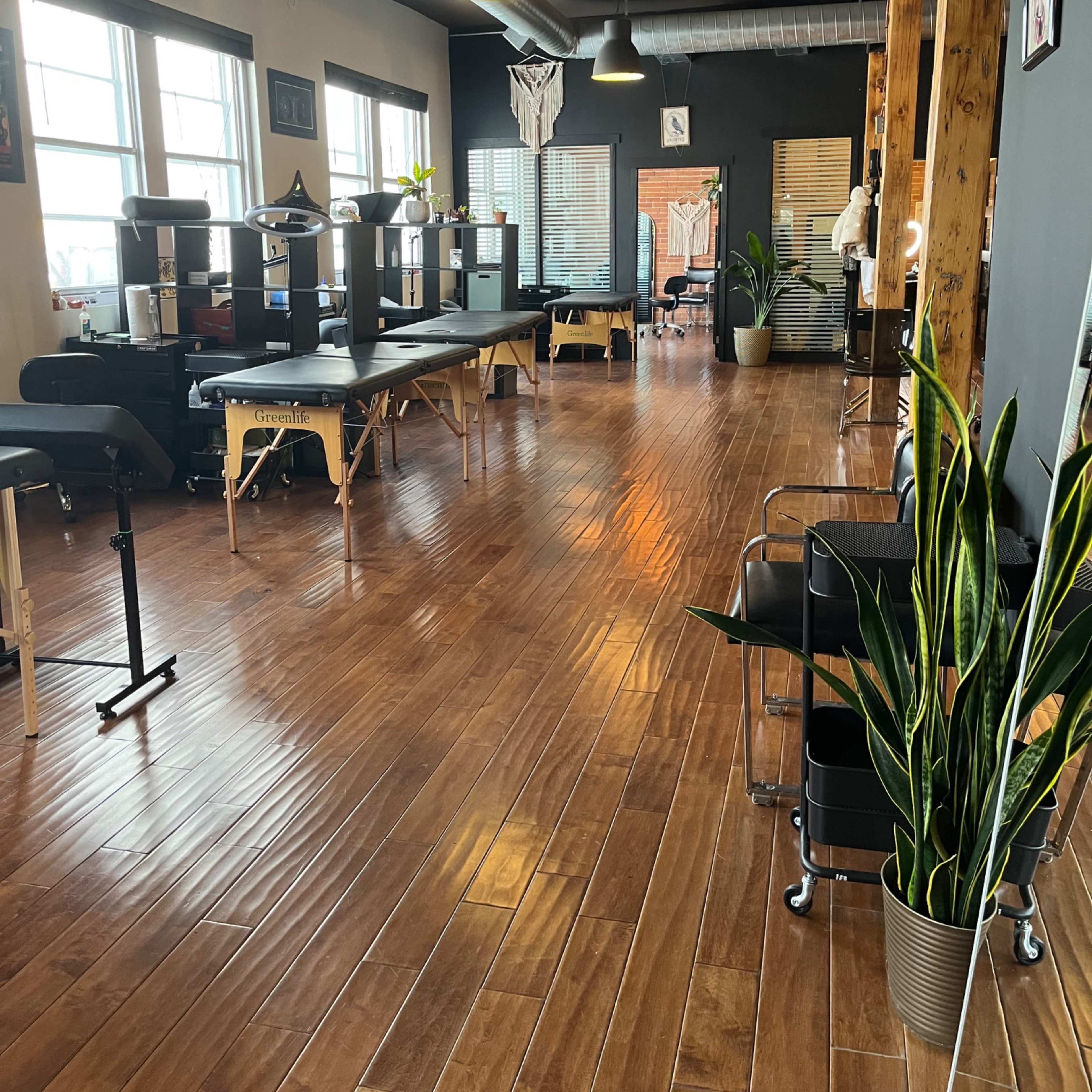 Downtown studio with exposed brick Image in Centretown, Ottawa, ON