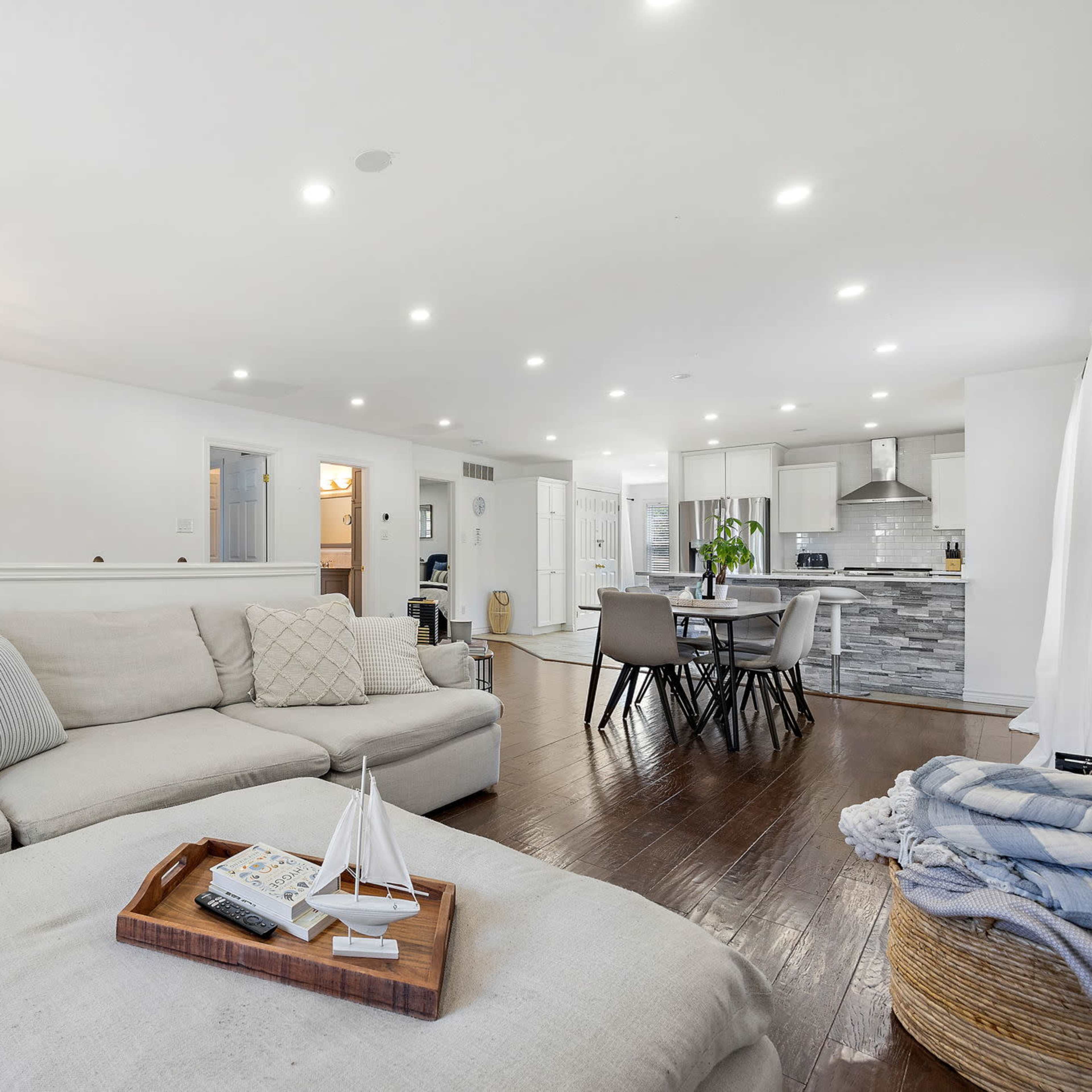 The Nautical Nook   |    Luxury Beach House Image in Hamilton, Hamilton, ON